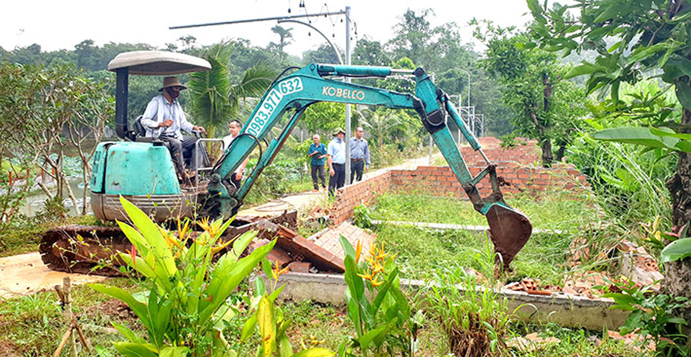 Lực lượng chức năng huyện Châu Đức giám sát việc chủ đầu tư tự tháo dỡ công trình.