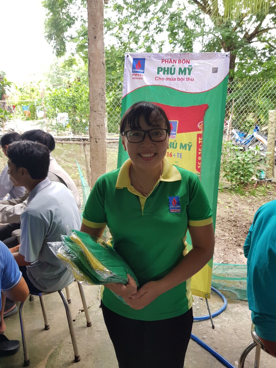 Chị Phạm Thanh Thoảng trong một buổi hội thảo giới thiệu phân bón cho bà con nông dân.