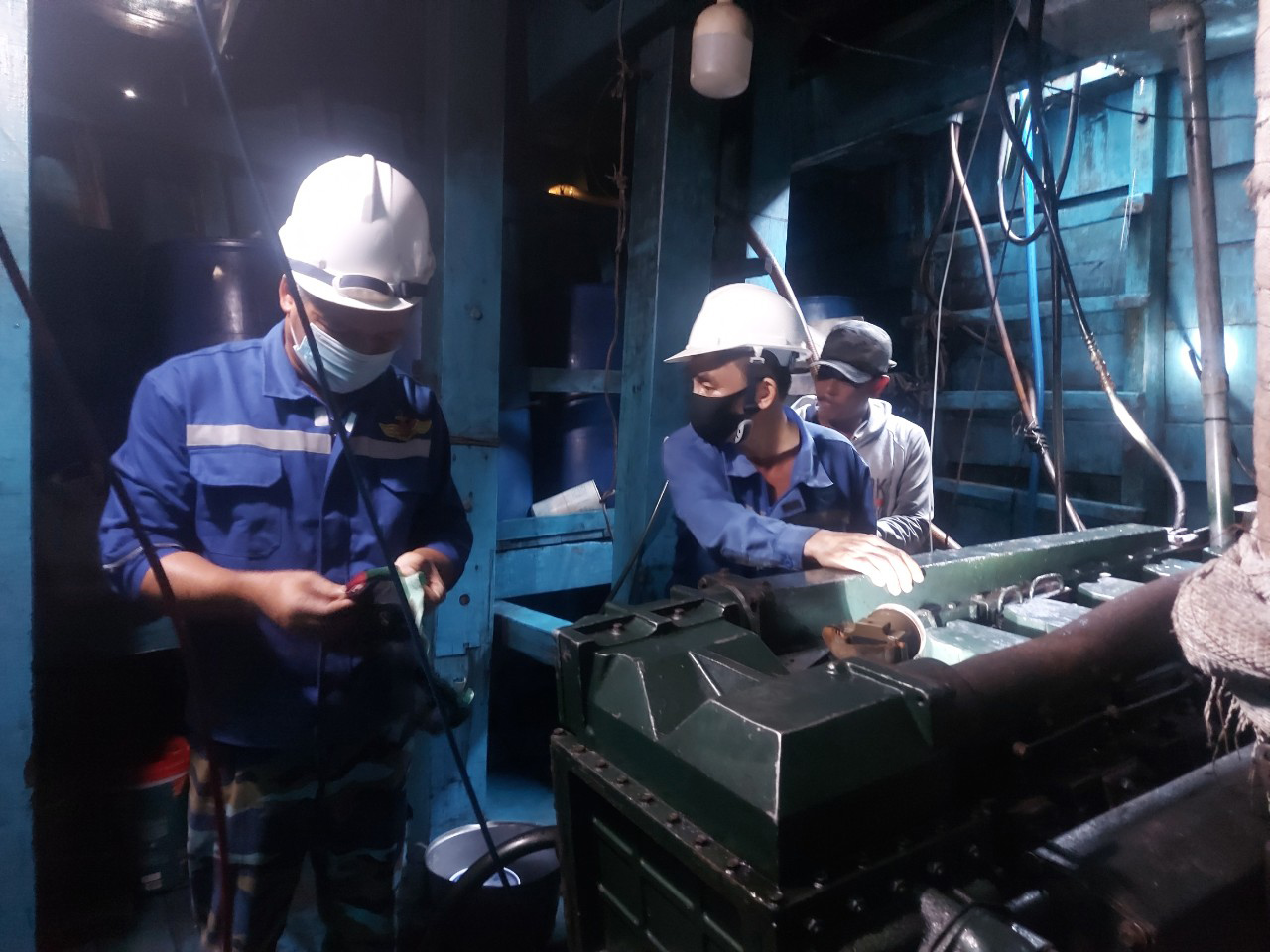 Nhân viên kỹ thuật Trung tâm Dịch vụ Hậu cần - Kỹ thuật đảo Trường Sa tiến hành sửa chữa piston bơm cao áp máy tàu cho tàu cá BĐ 91388 TS.