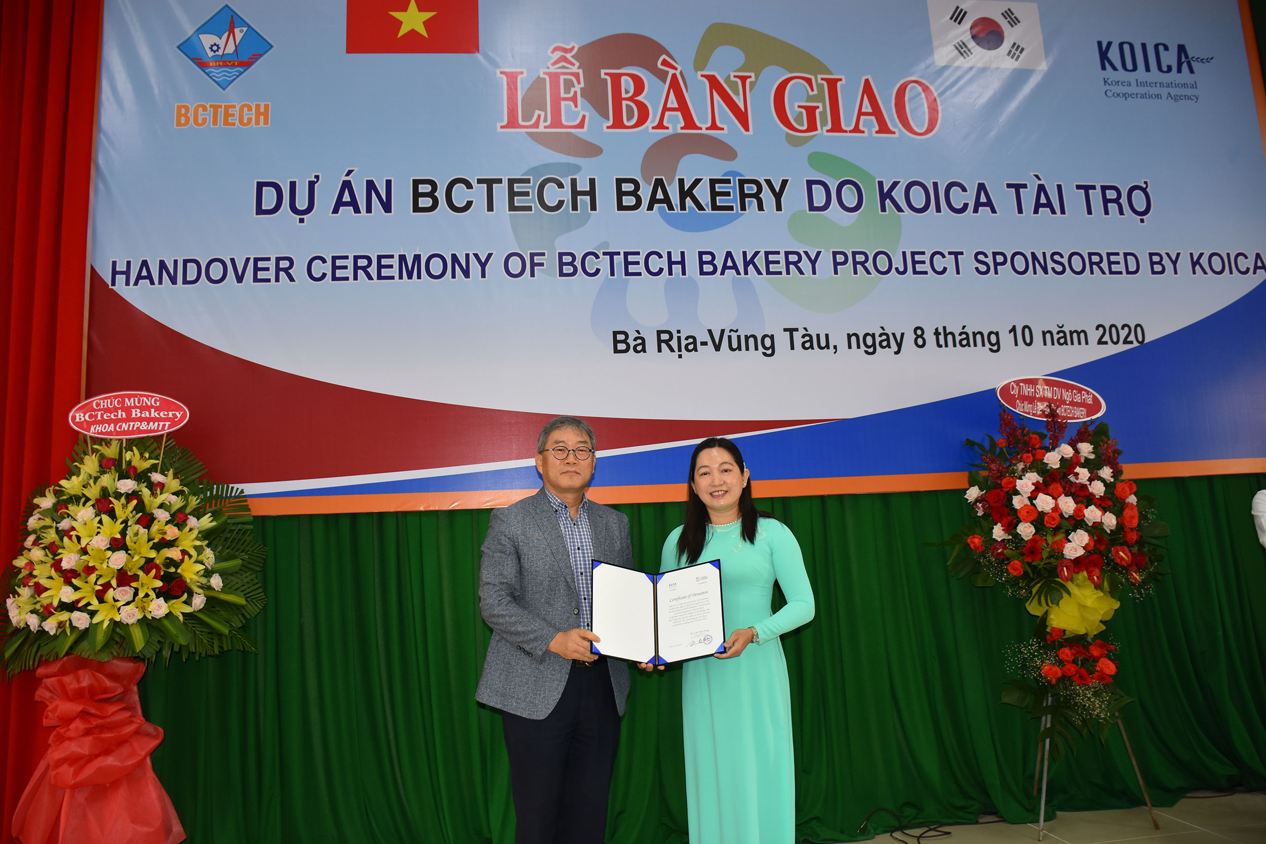 Đại diện KOICA Việt Nam (trái)  trao chứng nhận tài trợ cho  Trường CĐ Kỹ thuật công nghệ.