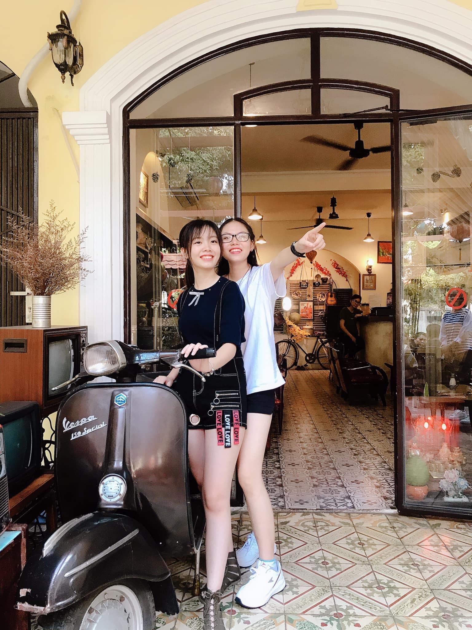 Thềm Xưa thu hút cả những bạn trẻ bởi phong cách hoài cổ. 