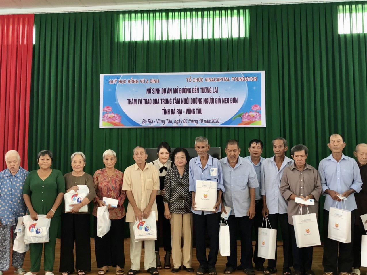 Bà Trương Mỹ Hoa trao quà cho người già tại Trung tâm nuôi dưỡng người già neo đơn An Ngãi.