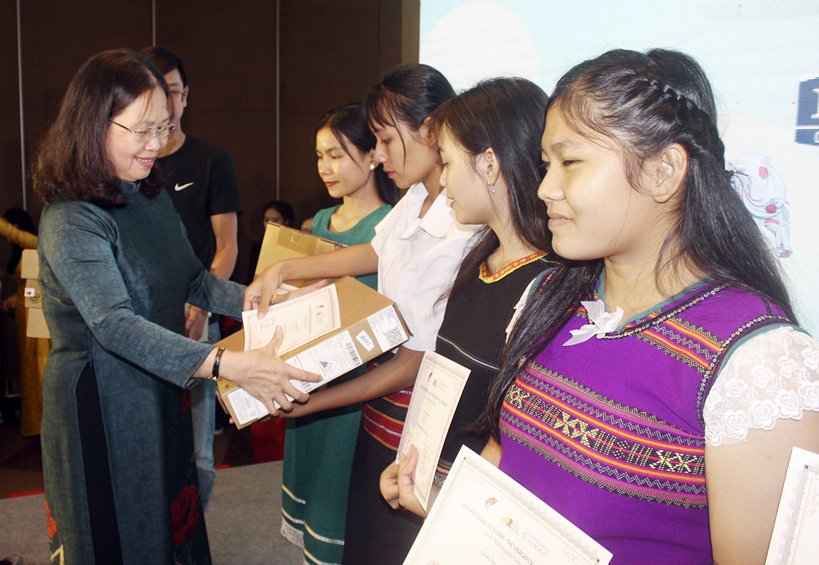 Bà Nguyễn Thị Yến, Phó Bí thư Thường trực Tỉnh ủy, Trưởng Đoàn ĐBQH tỉnh trao máy tính và học bổng cho các nữ sinh.