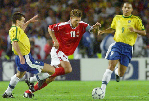 Laudrup (10) một biểu tượng lớn của bóng đá Đan Mạch.
