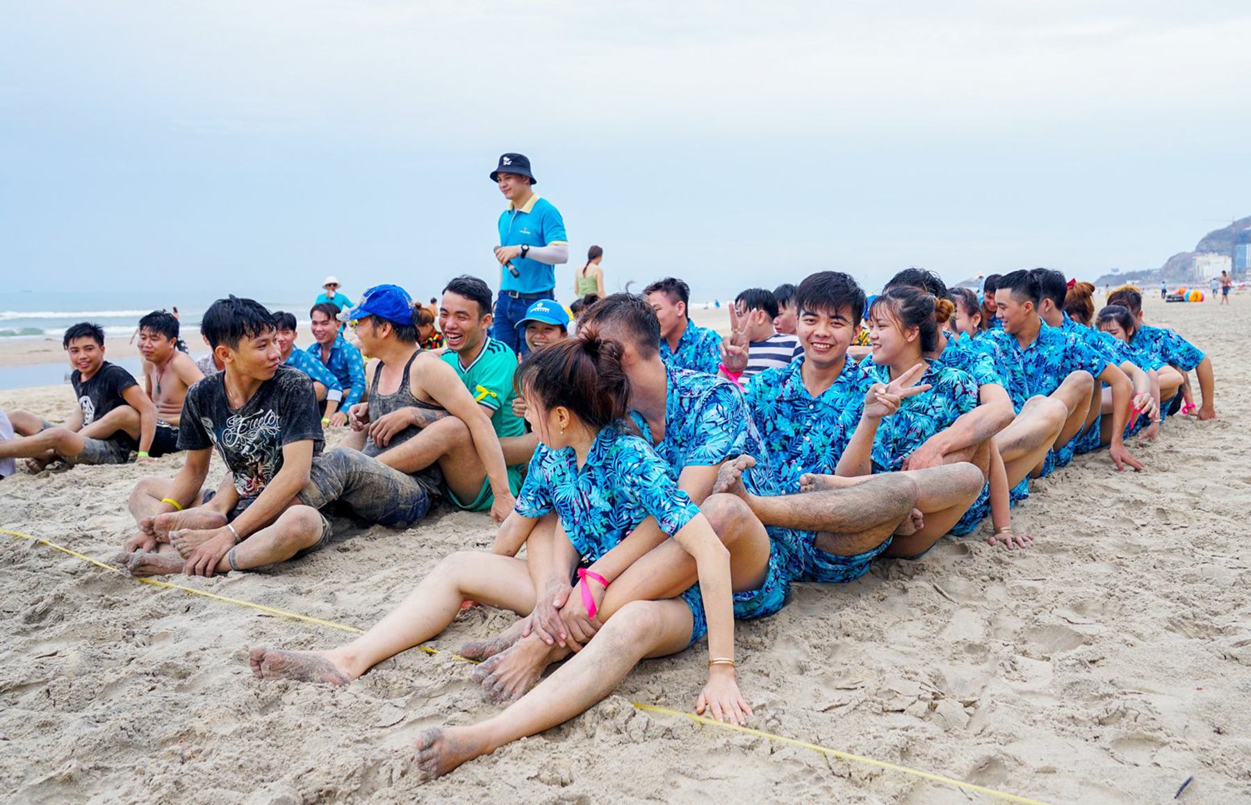 Một nhóm khách tham gia tour do Lữ hành Saigontourist tổ chức chơi teambuilding tại Bãi Sau. 