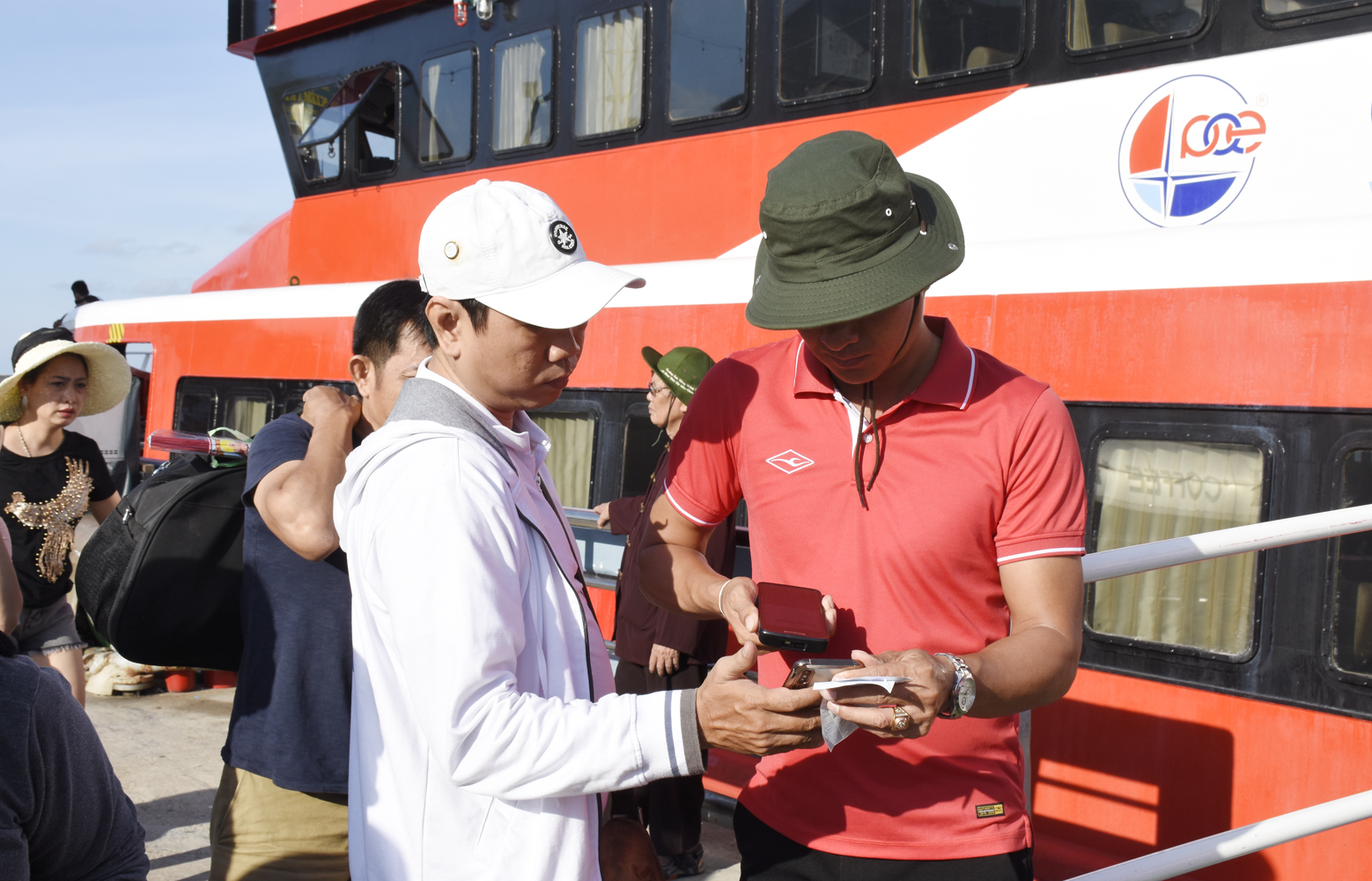 Tour Côn Đảo thu hút khách trong những tháng cuối năm. Trong ảnh: Du khách lên tàu Côn Đảo Express 36  đi Côn Đảo.