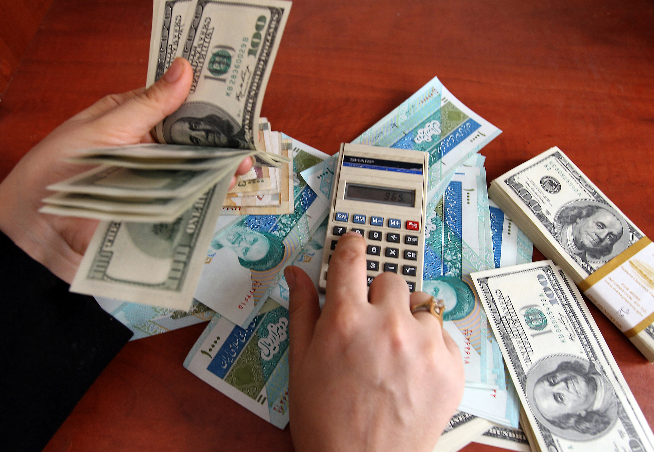 Đồng rial của Iran và đồng USD tại một cửa hàng đổi tiền ở Tehran, Iran.