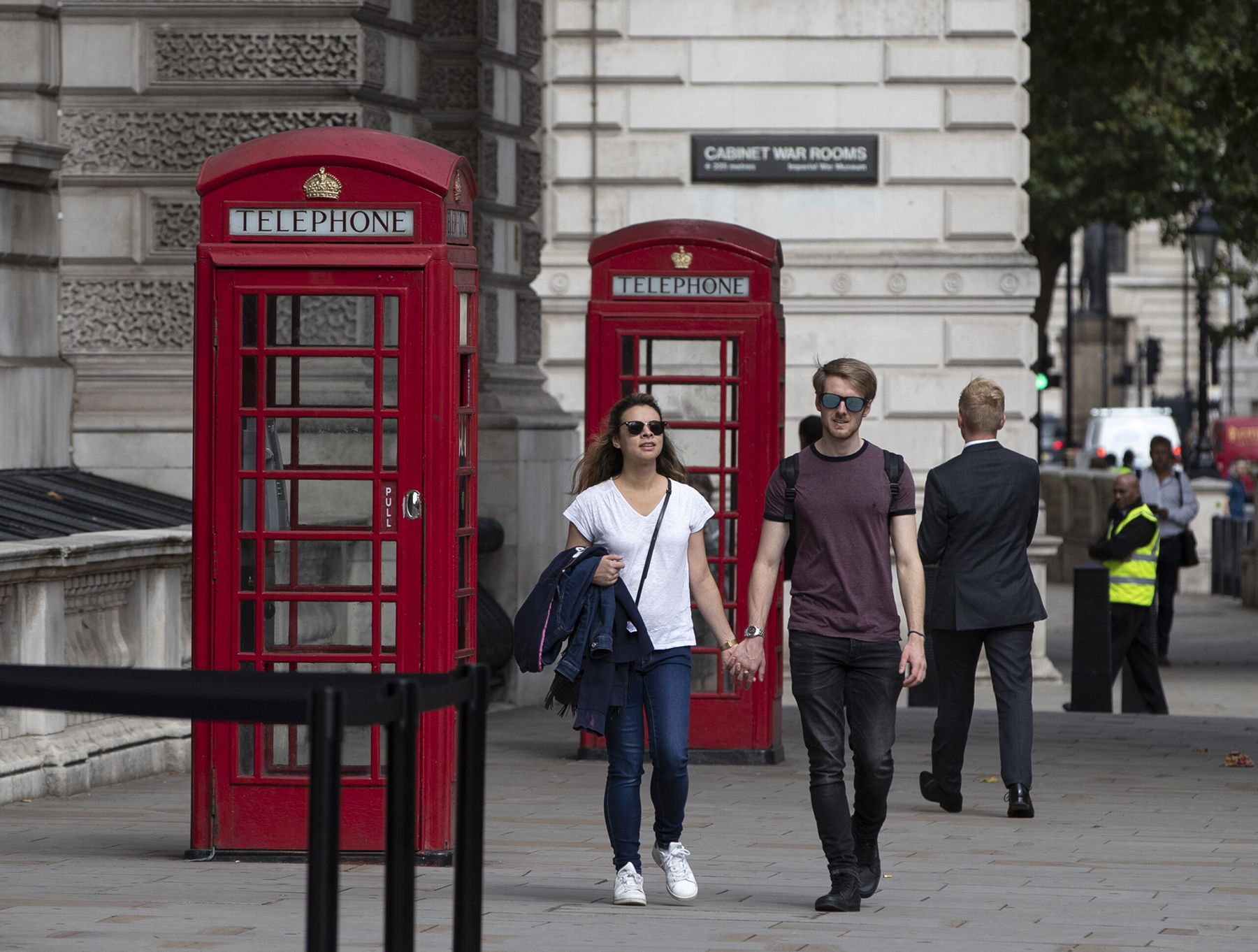 Người dân di chuyển trên đường phố tại London, Anh. 