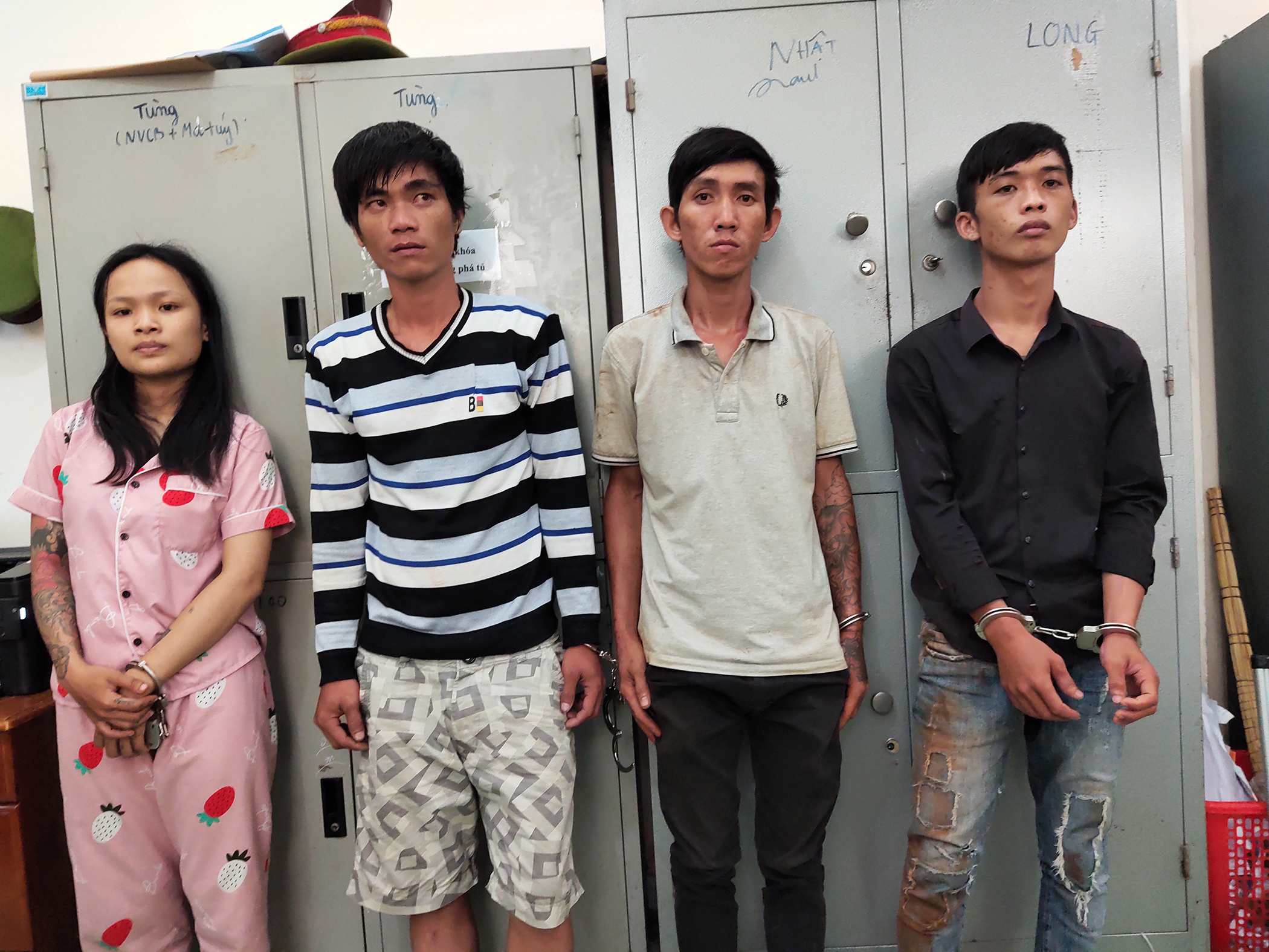 Từ phải sang trái: Các đối tượng Nghĩa (áo đen), Hiếu, Nhân và Loan.