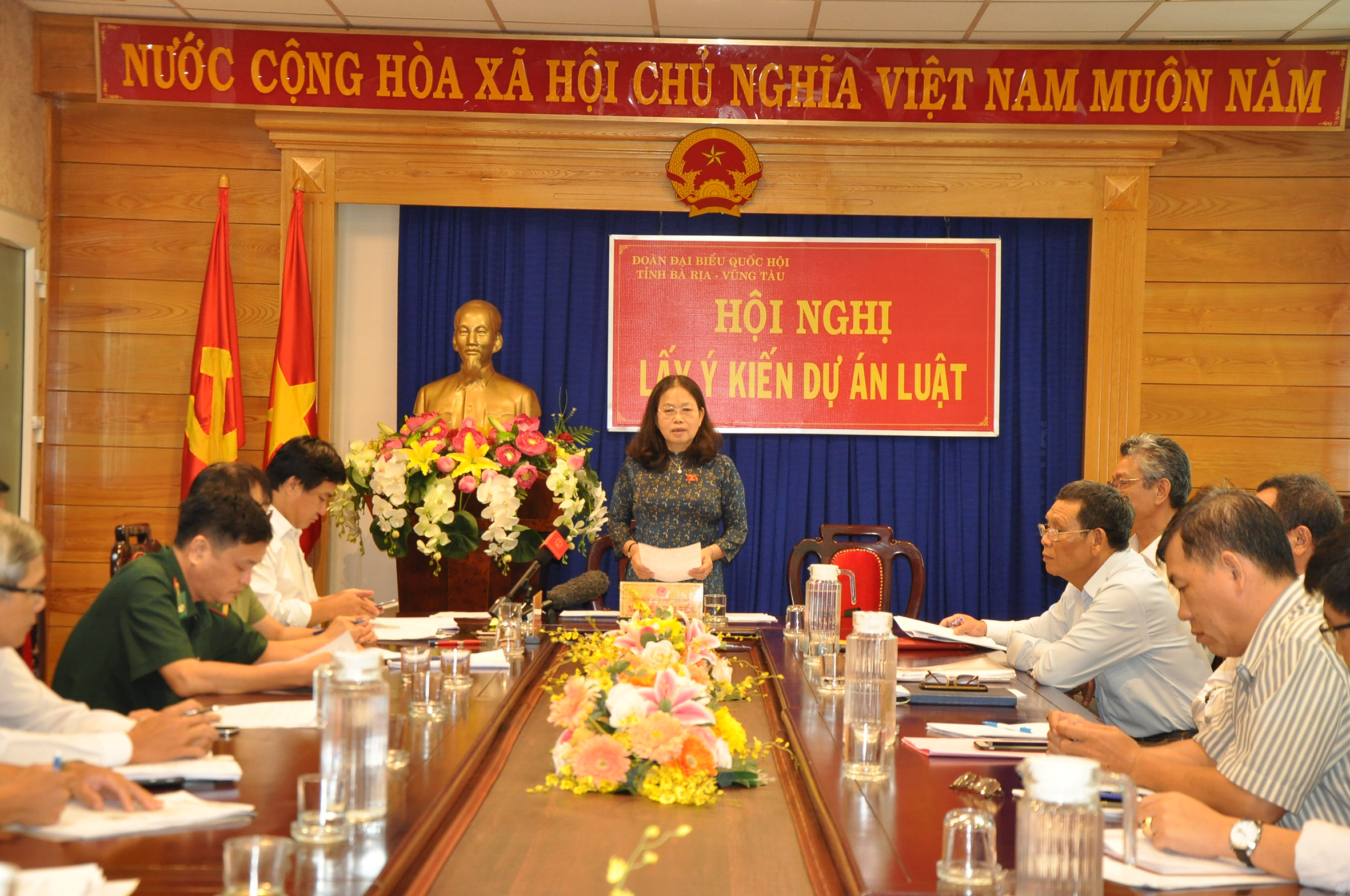 Bà Nguyễn Thị Yến, Phó Bí thư Thường trực Tỉnh ủy, Trưởng đoàn ĐBQH tỉnh phát biểu kết luận tại hội nghị đóng góp ý kiến đối với các dự thảo luật.
