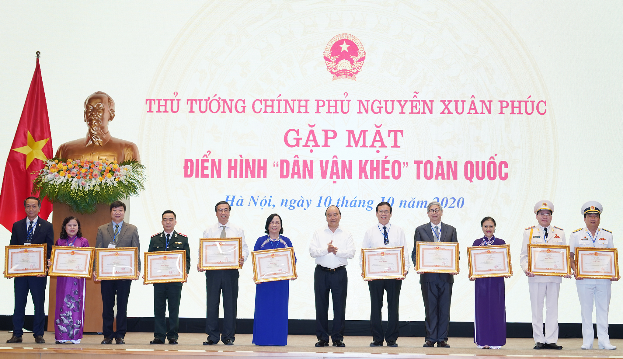 Thủ tướng Chính phủ Nguyễn Xuân Phúc trao Bằng khen cho các tập thể, cá nhân xuất sắc trong công tác dân vận. - Ảnh: VGP/Quang Hiếu