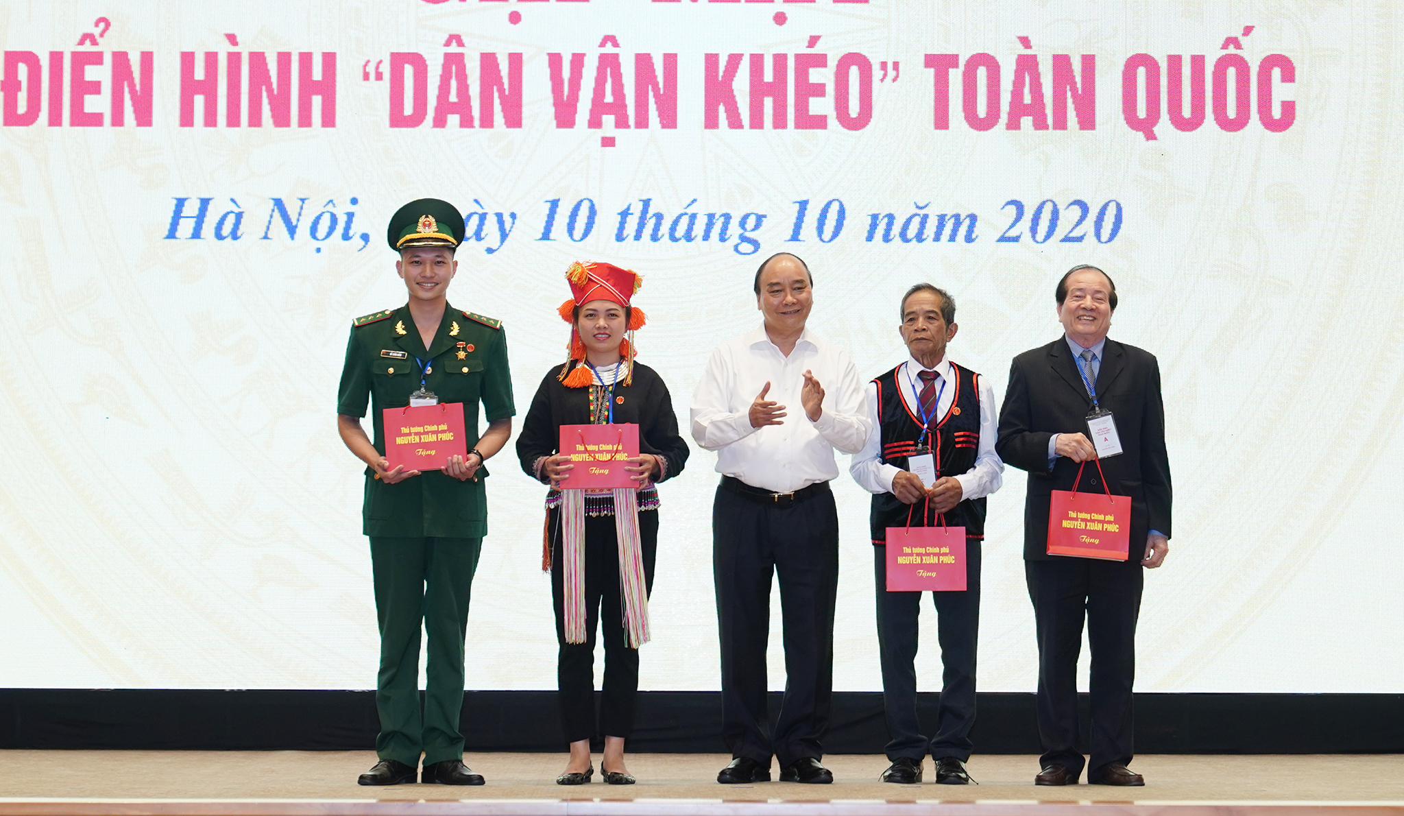 Thủ tướng Chính phủ Nguyễn Xuân Phúc tặng quà cho các đại biểu. - Ảnh: VGP/Quang Hiếu