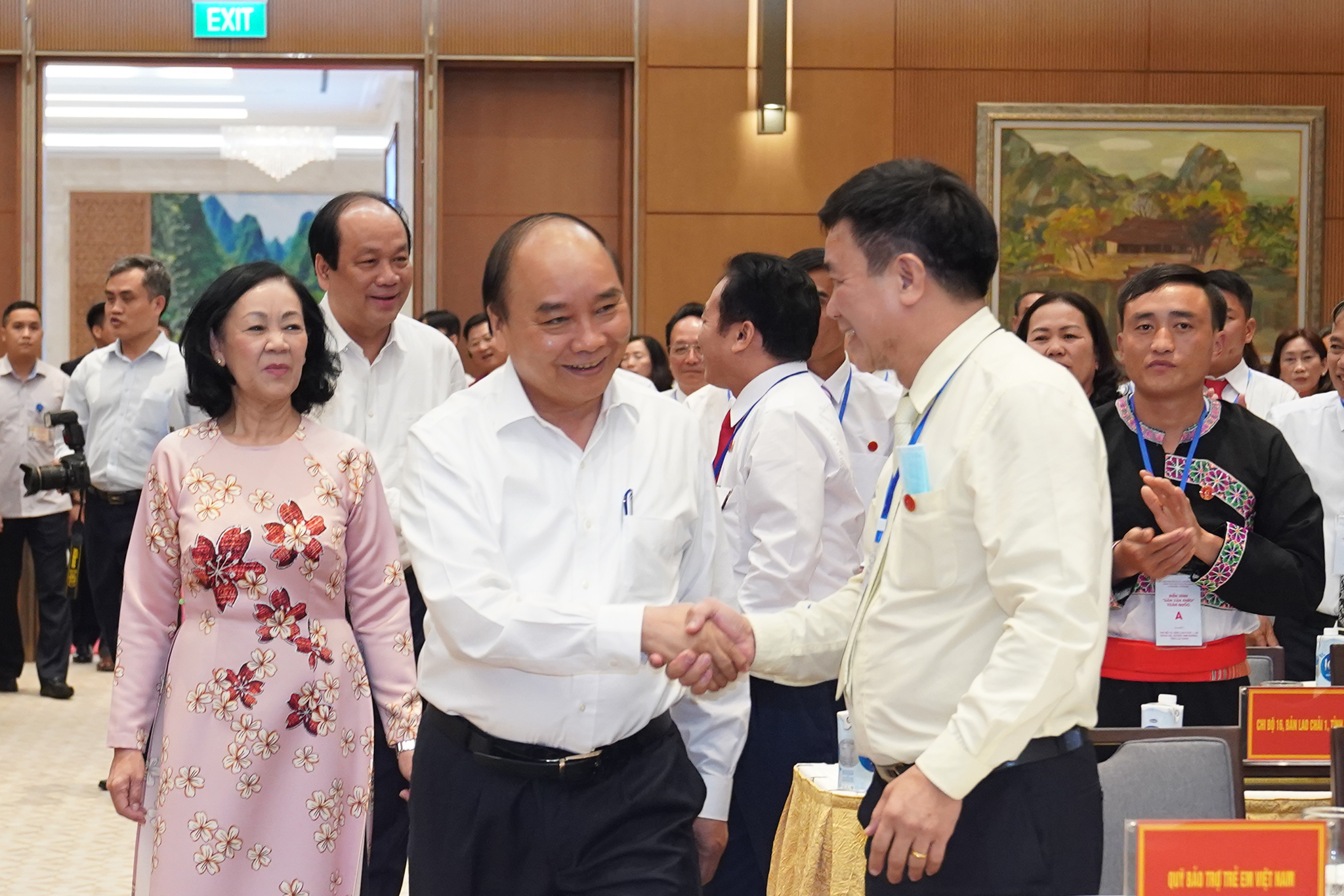 Thủ tướng Chính phủ Nguyễn Xuân Phúc cùng các đại biểu tham dự buổi gặp mặt. - Ảnh: VGP/Quang Hiếu