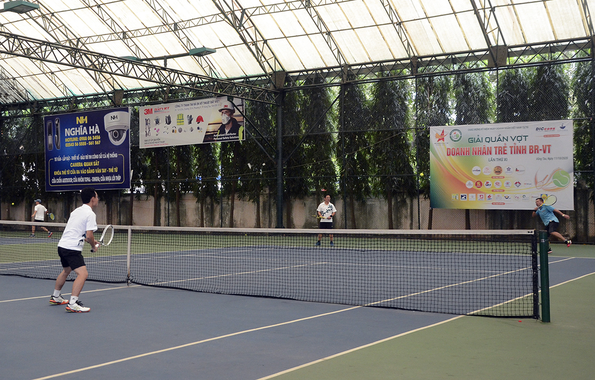 Các VĐV thi đấu tennis.