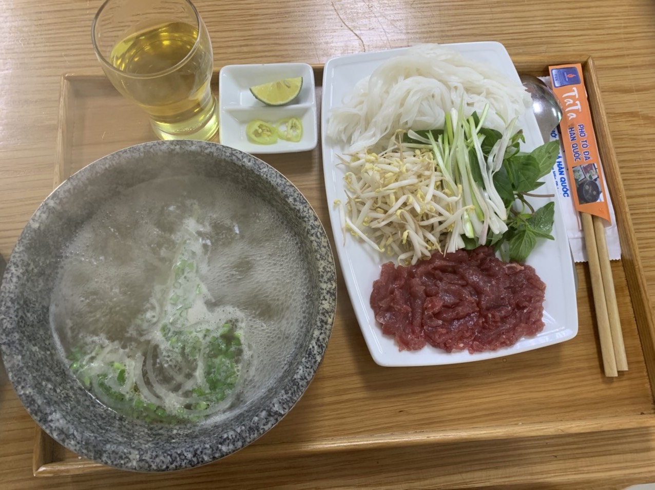 Món phở tô đá độc đáo bởi gồm một tô đá với nước dùng nóng hổi và một đĩa thịt bò và phở được sắp xếp riêng biệt.