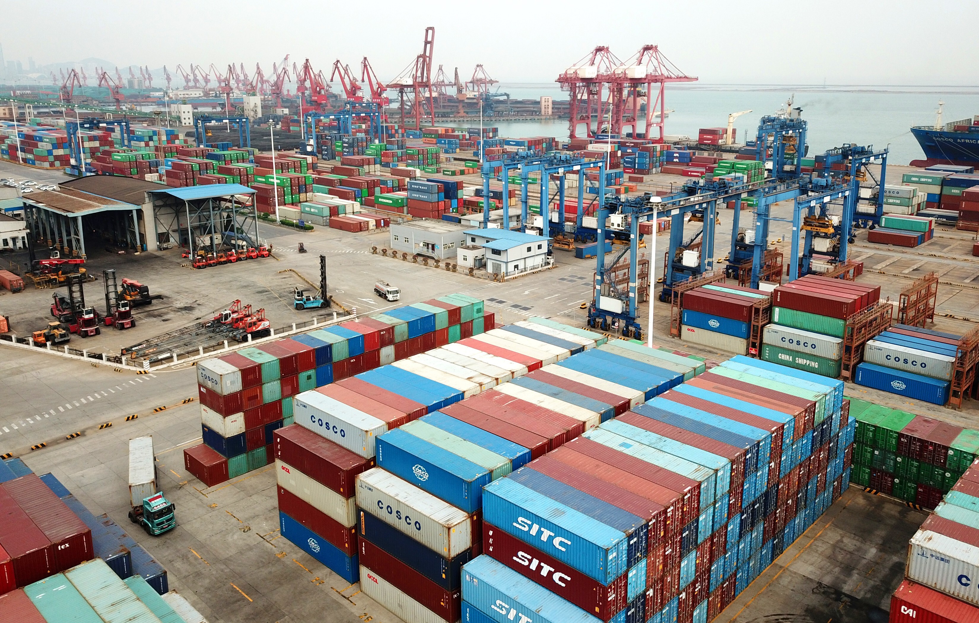 Container hàng hóa được xếp tại cảng ở Liên Vân Cảng, tỉnh Giang Tô, Trung Quốc. 