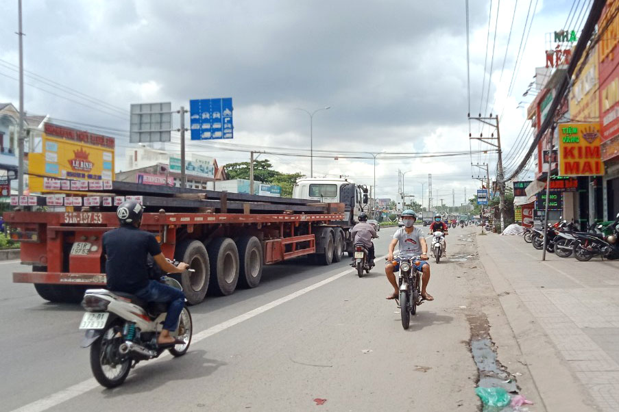 Nhiều người chưa ý thức hết các hình phạt sẽ bị áp dụng khi vi phạm pháp luật giao thông.  Trong ảnh: Chạy xe ngược chiều trên Quốc lộ 51, đoạn qua khu vực phường Mỹ Xuân, TX. Phú Mỹ.