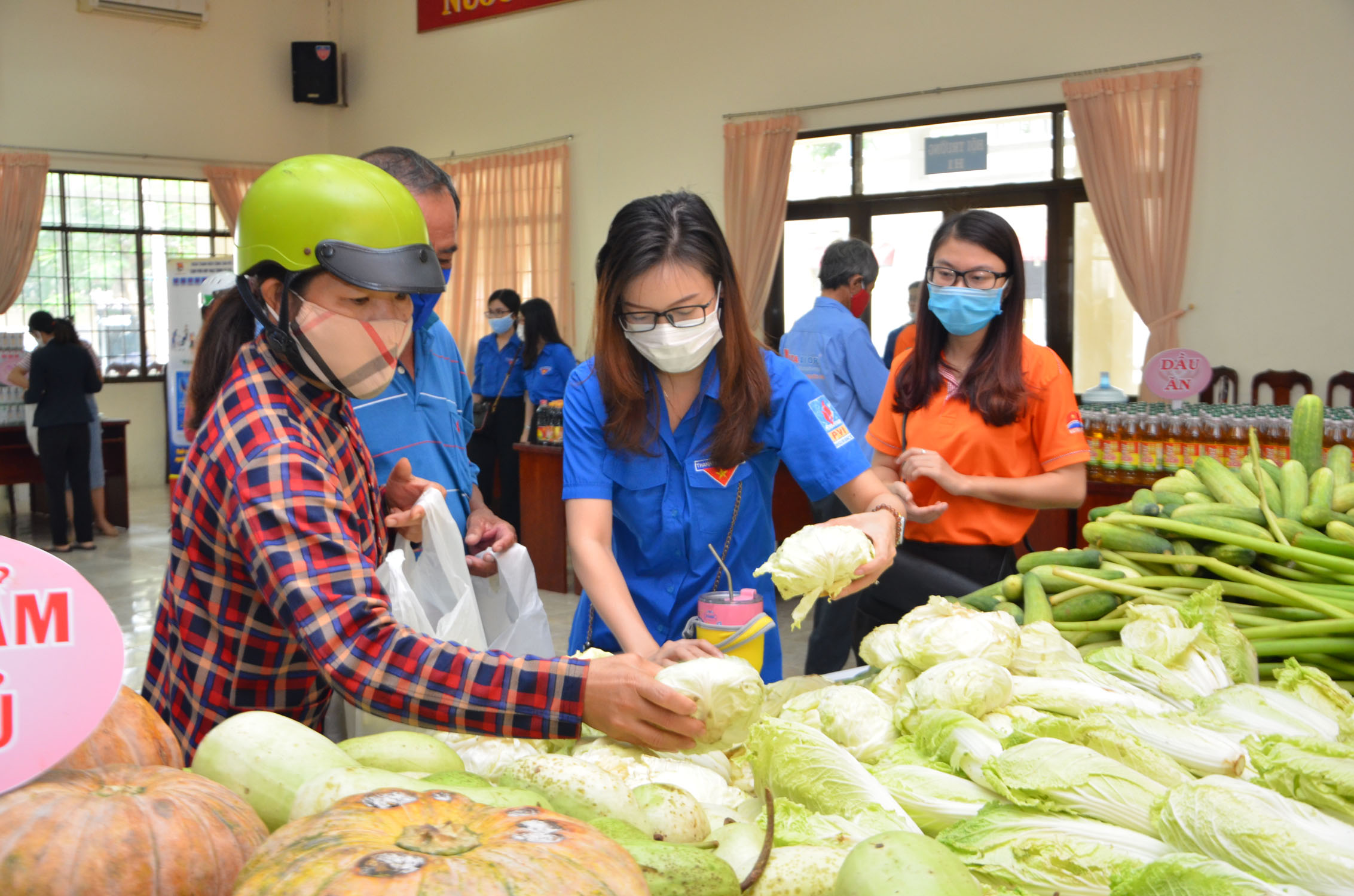 ĐVTN phục vụ người nghèo tại “Siêu thị 0 đồng”.  