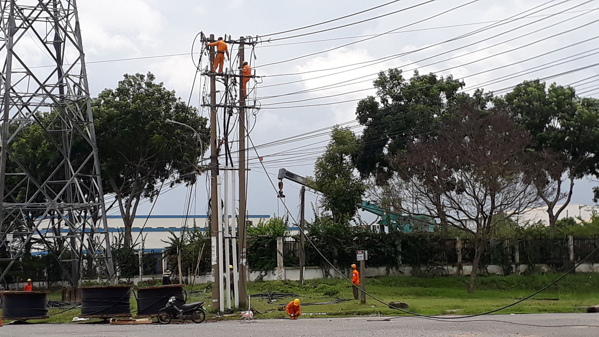 Nhân viên Điện lực TX.Phú Mỹ thay mới hệ thống đường dây điện trung thế tại KCN Mỹ Xuân A2.