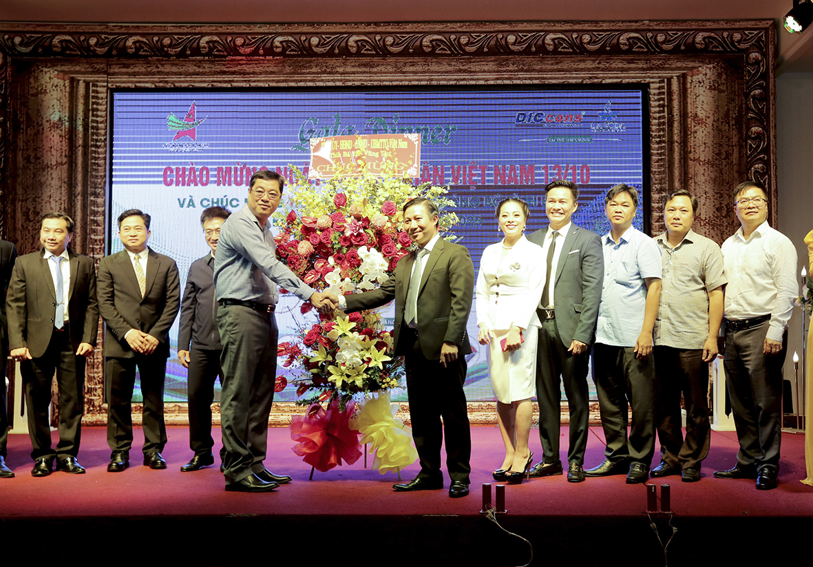 Đại diện lãnh đạo TP. Vũng Tàu và các ban, ngành tặng lẵng hoa chúc mừng Hội Doanh nhân trẻ tỉnh.