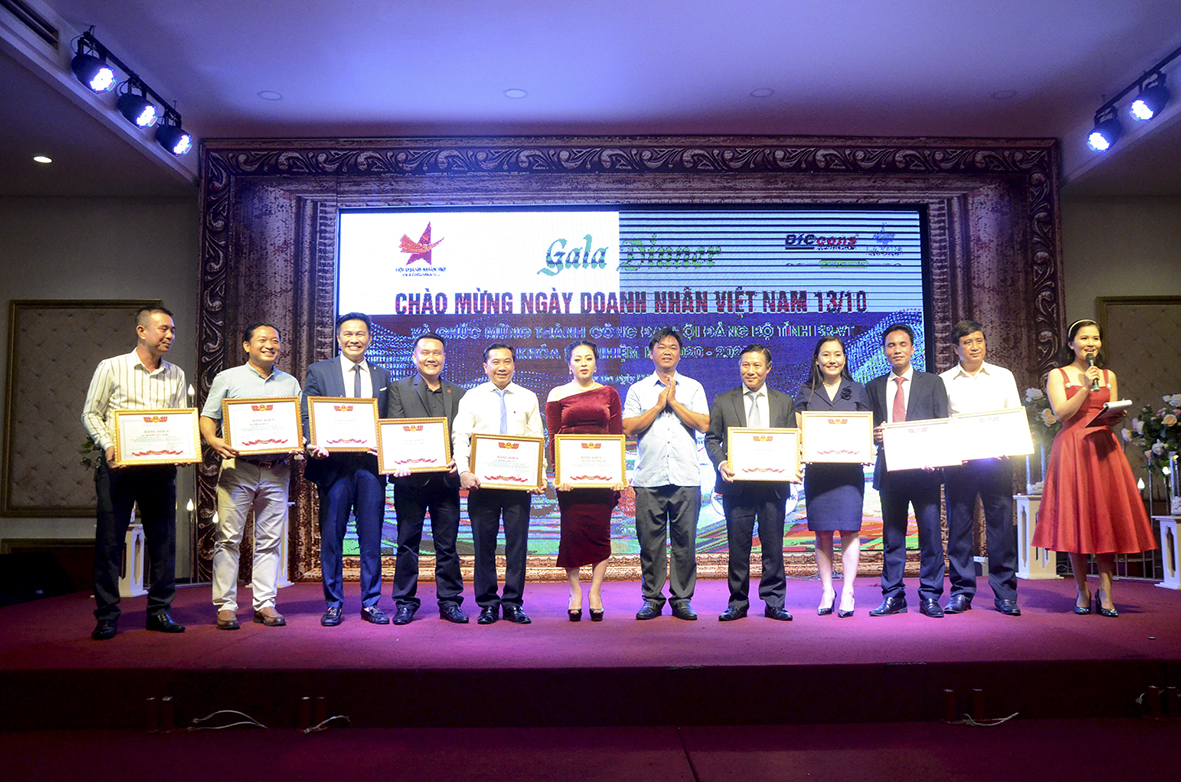 Ông Lê Văn Minh, Bí thư Tỉnh Đoàn trao Bằng khen của Hội LHTN Việt Nam cho các cá nhân có thành tích tiêu biểu trong phong trào doanh nhân trẻ tỉnh 9 tháng năm 2020.