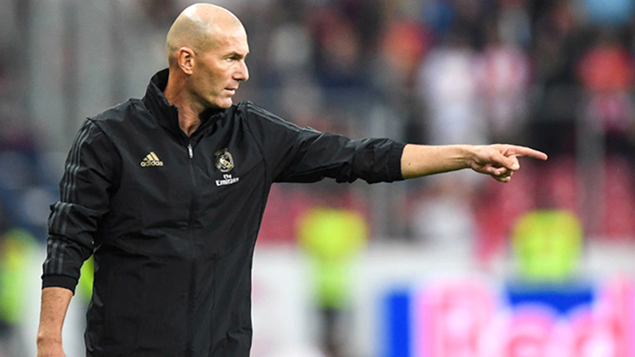 Zidane đang khoác lên người chiếc áo vô địch của Simeone.