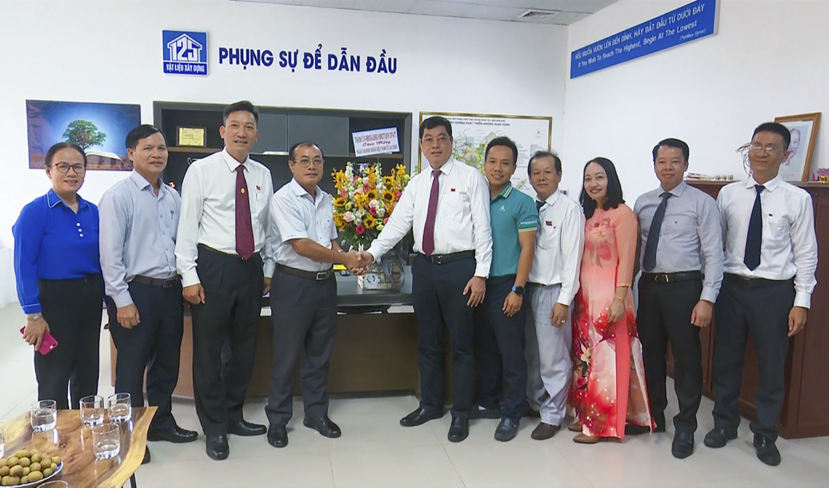 Lãnh đạo TP. Vũng Tàu tặng hoa chúc mừng Công ty CP thương mại 125 nhân kỷ niệm 16 năm Ngày Doanh nhân Việt Nam (13/10/2004 – 13/10/2020).