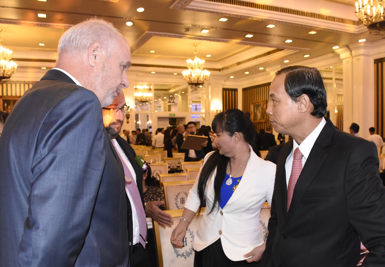 Ông Nguyễn Văn Thọ, Chủ tịch UBND tỉnh trao đổi với các doanh nhân  bên lề buổi họp mặt.