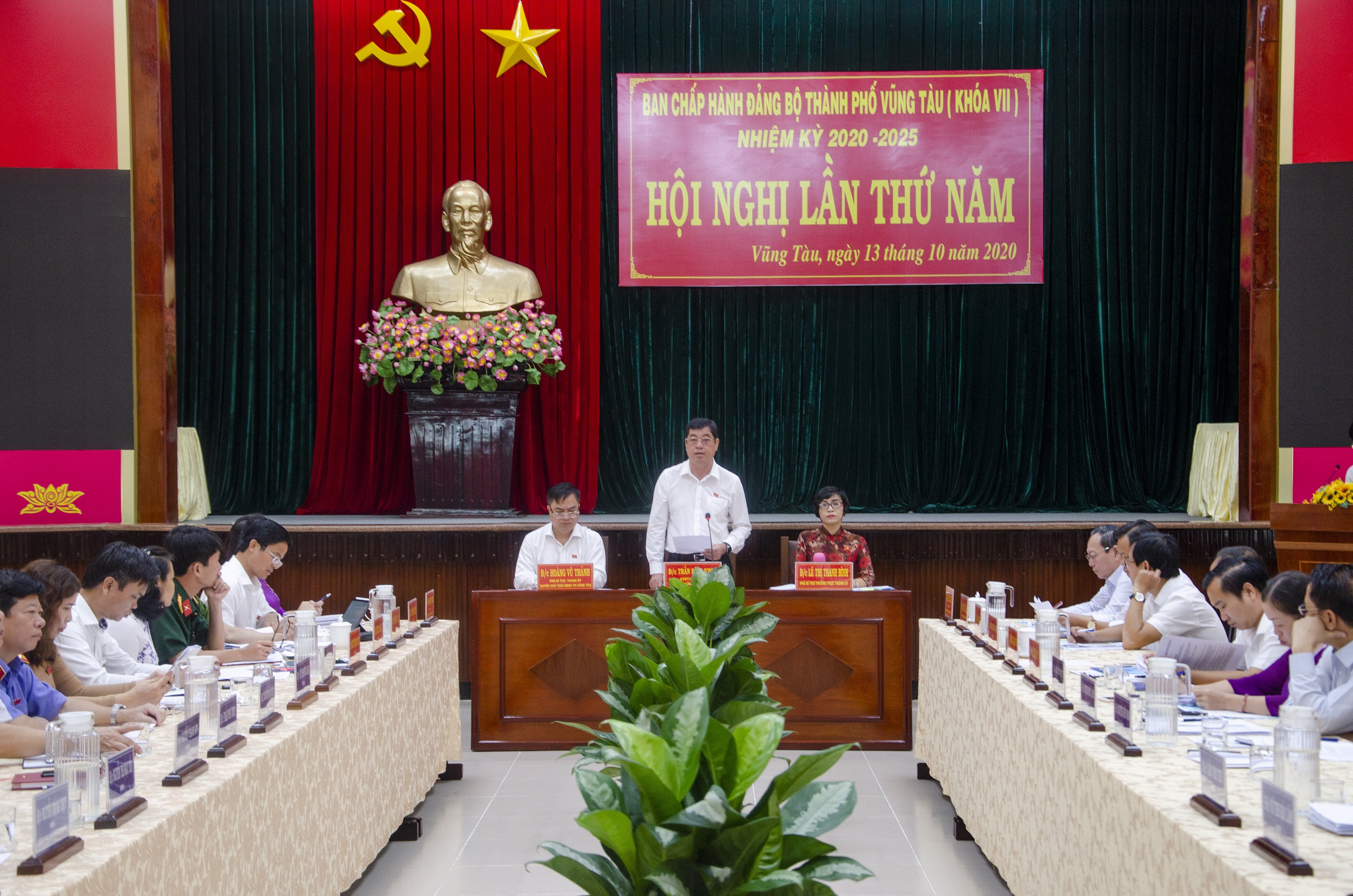 Ông Trần Đình Khoa, Ủy viên Ban Thường vụ Tỉnh ủy, Bí thư Thành ủy Vũng Tàu phát biểu chỉ đạo hội nghị. Ảnh: BẢO KHÁNH