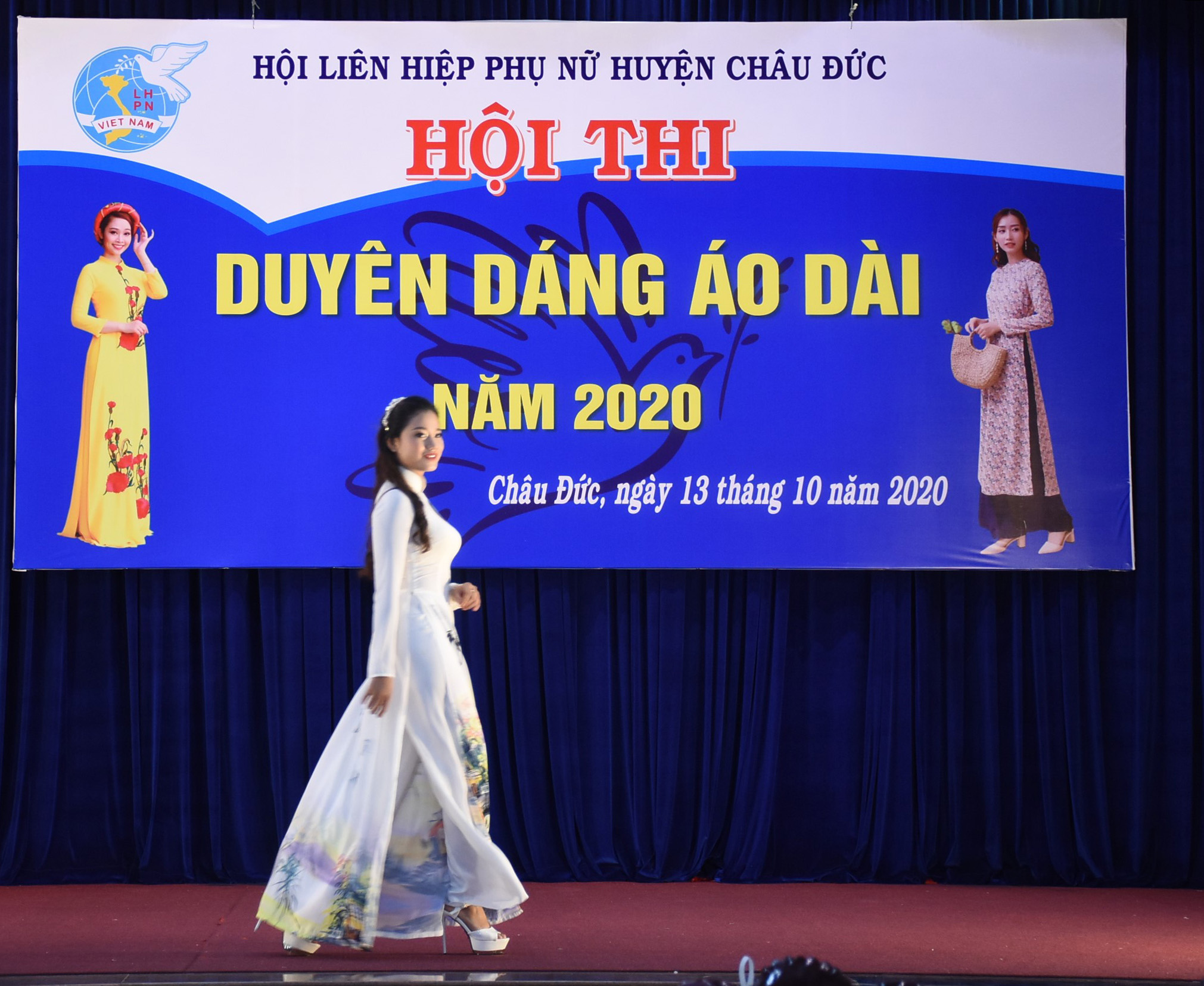 Thí sinh tham gia phần thi trình diễn áo dài truyền thống tại Hội thi.