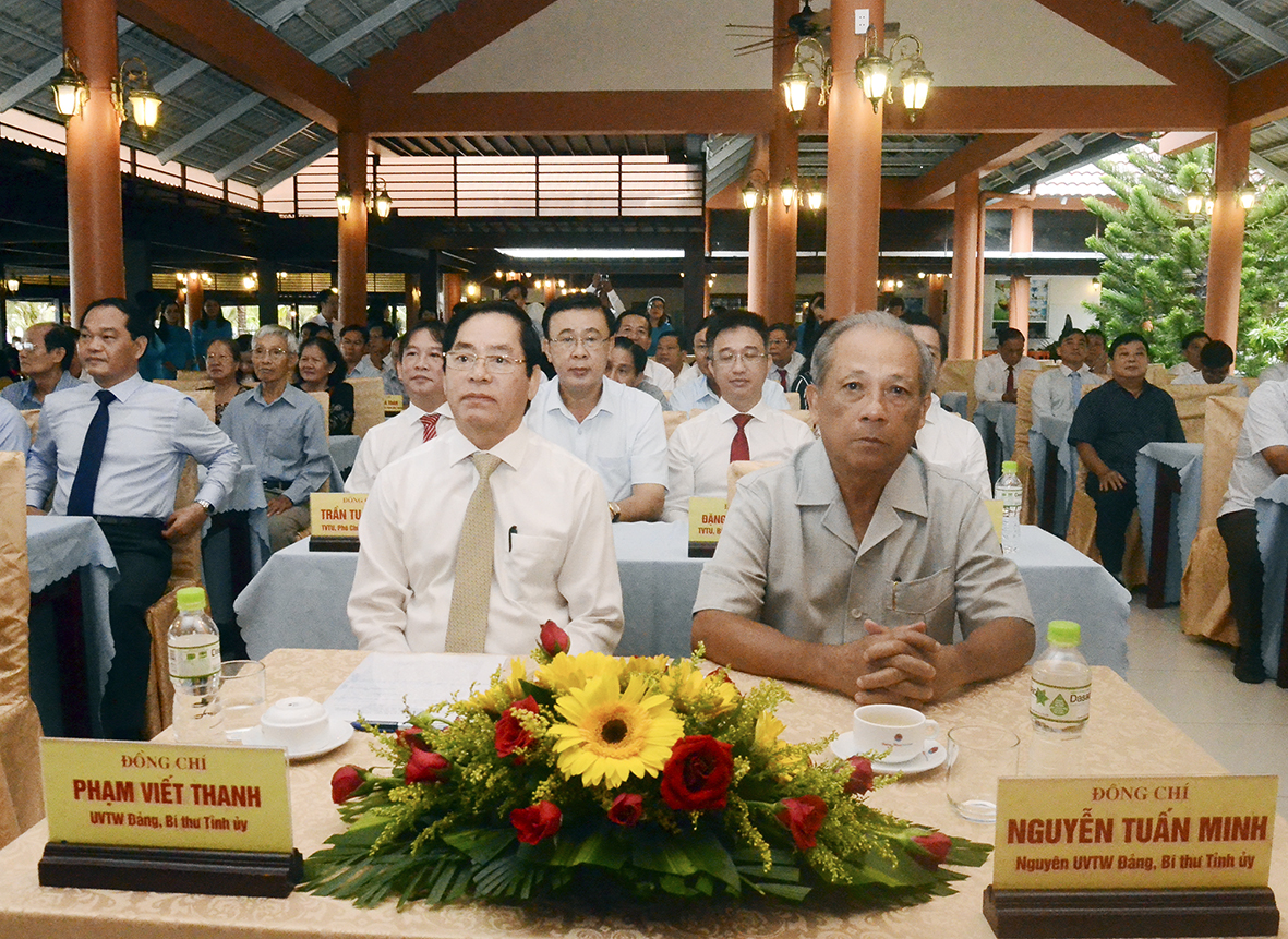 Ông Phạm Viết Thanh, Ủy viên Trung ương Đảng, Bí thư Tỉnh ủy và ông Nguyễn Tuấn Minh, Nguyên Ủy viên Trung ương Đảng, Nguyên Bí thư Tỉnh ủy tham dự buổi họp mặt.