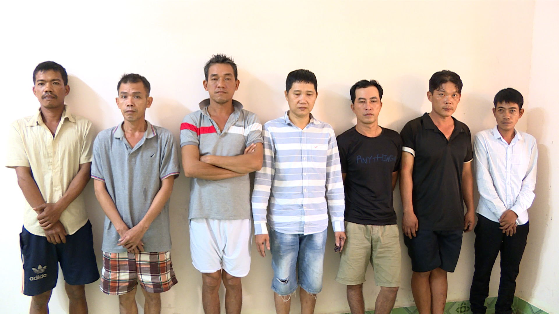 Các đối tượng bị bắt giữ khi đang đánh bạc.