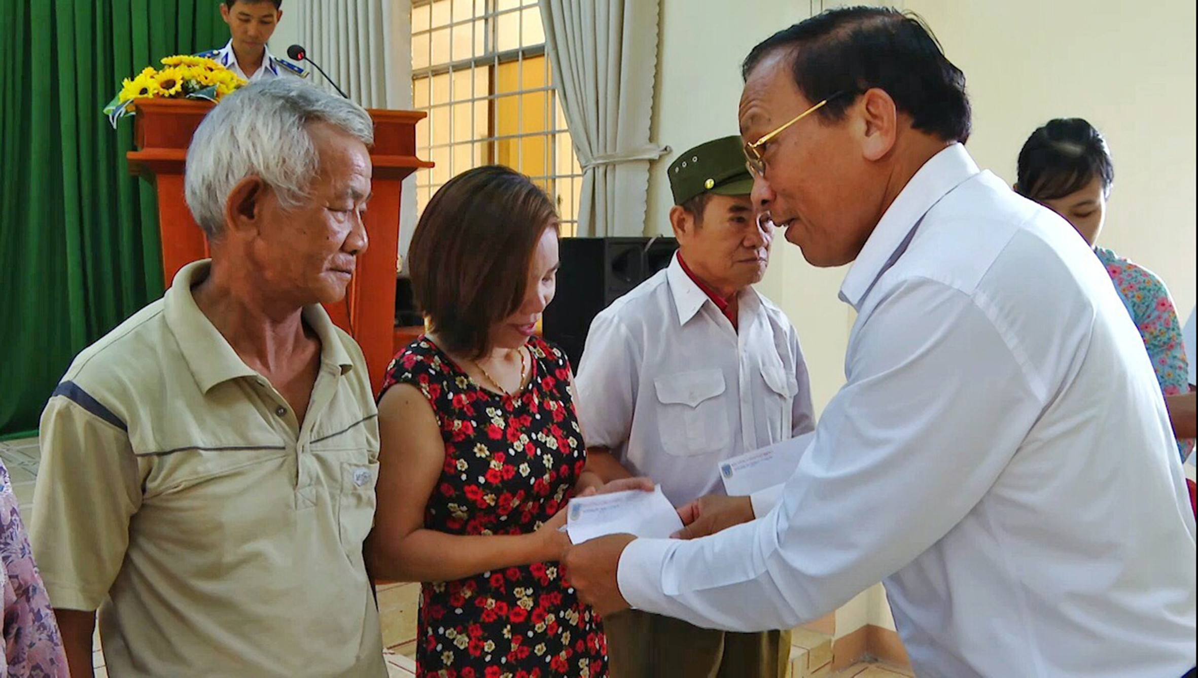 Ông Phạm Hòa, Phó Trưởng Ban Dân vận Tỉnh ủy trao quà cho ngư dân phường 11 (TP. Vũng Tàu) trong chương trình dân vận do Bộ Tư lệnh Vùng Cảnh sát biển 3 phối hợp Ban Dân vận Tỉnh ủy, UBMTTQVN tỉnh tổ chức vào tháng 9/2020.