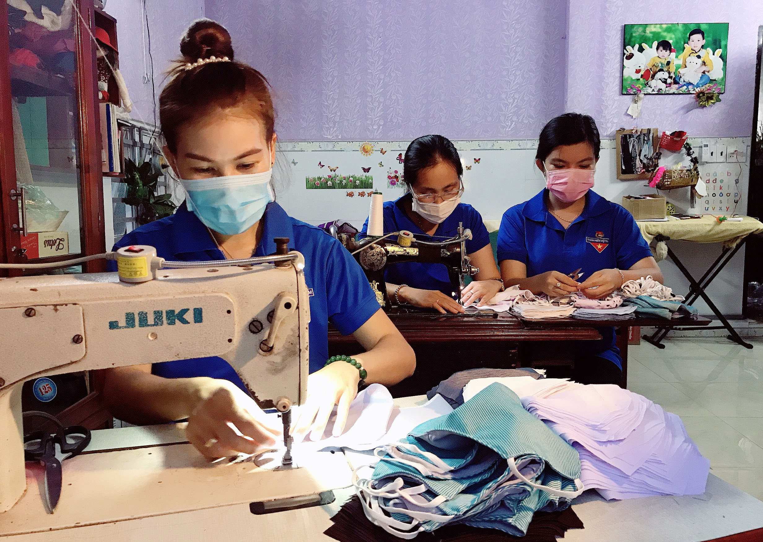 Thanh niên xã Kim Long (huyện Châu Đức) may khẩu trang gửi tặng người nghèo và lực lượng phòng, chống dịch COVID-19.