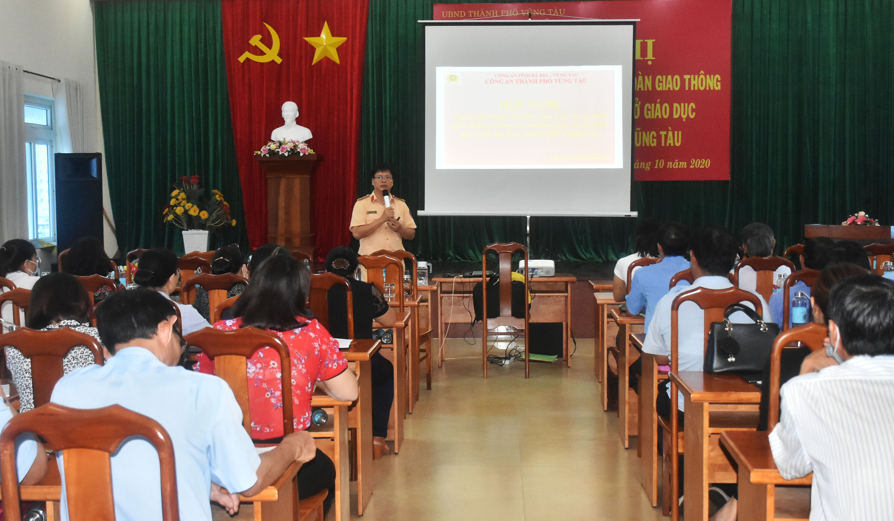 Cán bộ Đội CSGT và Trật tự-Công an TP.Vũng Tàu tập huấn ATGT cho lãnh đạo các trường học, cơ sở giáo dục.
