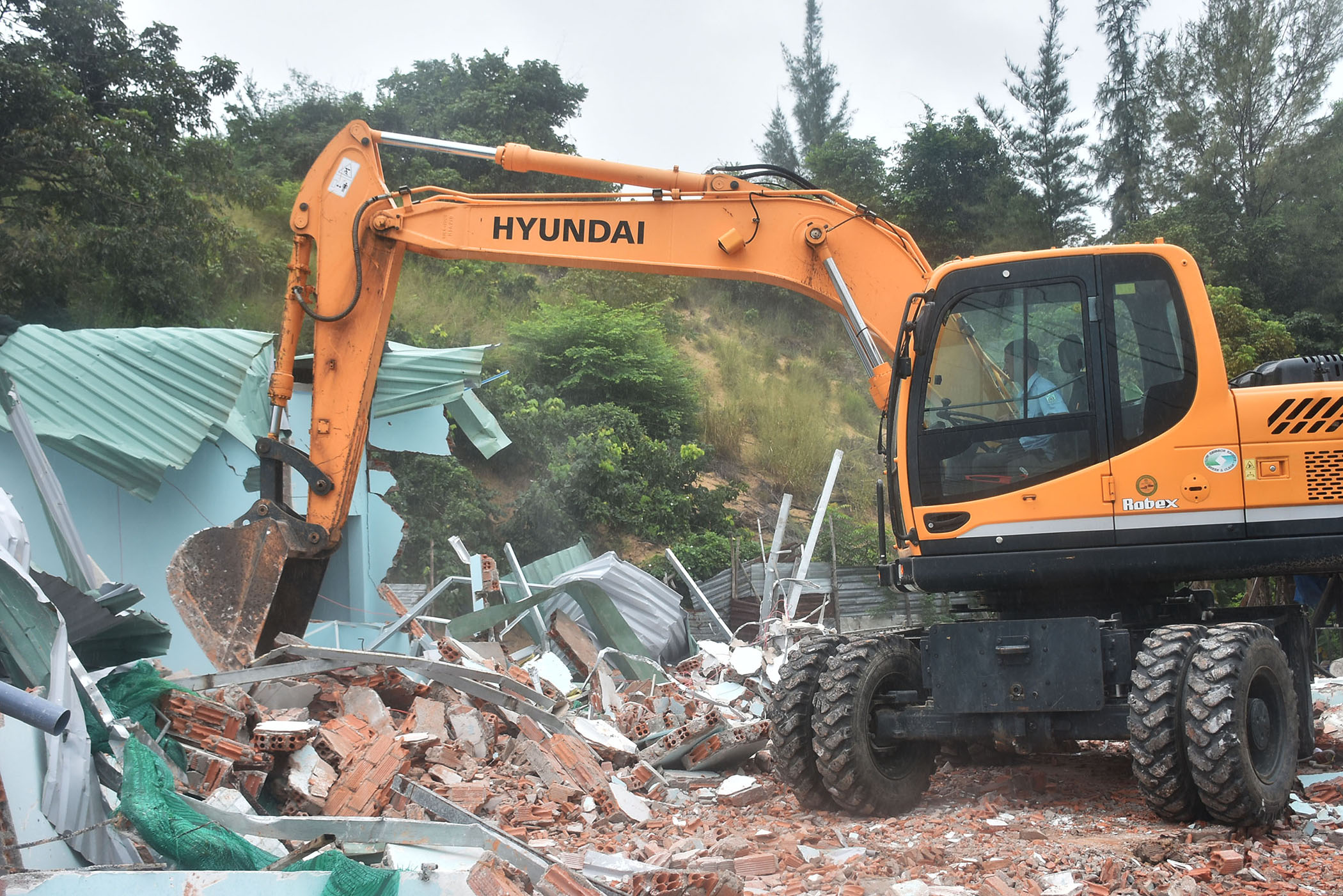 Lực lượng chức năng cưỡng chế 2 căn nhà tại chân đồi 3, KP 1, phường 11, TP.Vũng Tàu. 