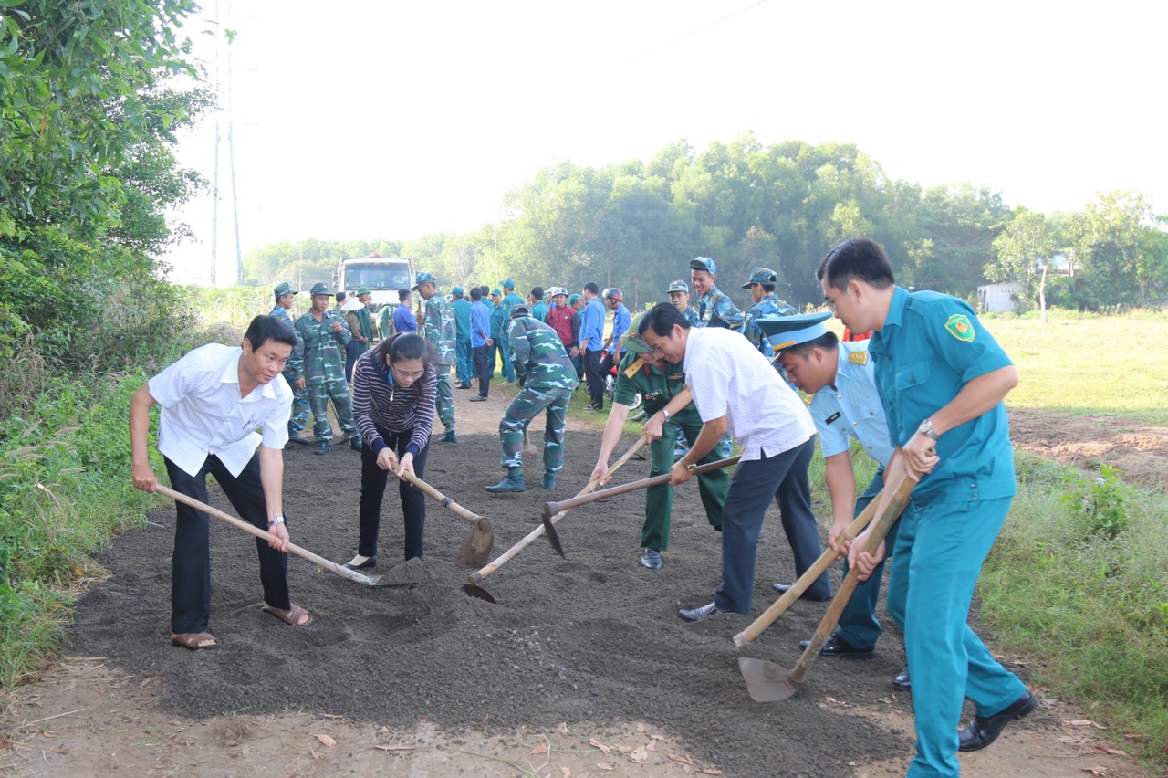 Lực lượng vũ trang huyện Đất Đỏ và nhân dân xã Phước Long Thọ tham gia rải đá trên tuyến đường dài 1.000m, rộng 2,5m tại ấp Phước Sơn, xã Phước Long Thọ, huyện Đất Đỏ. Ảnh: MINH NHÂN