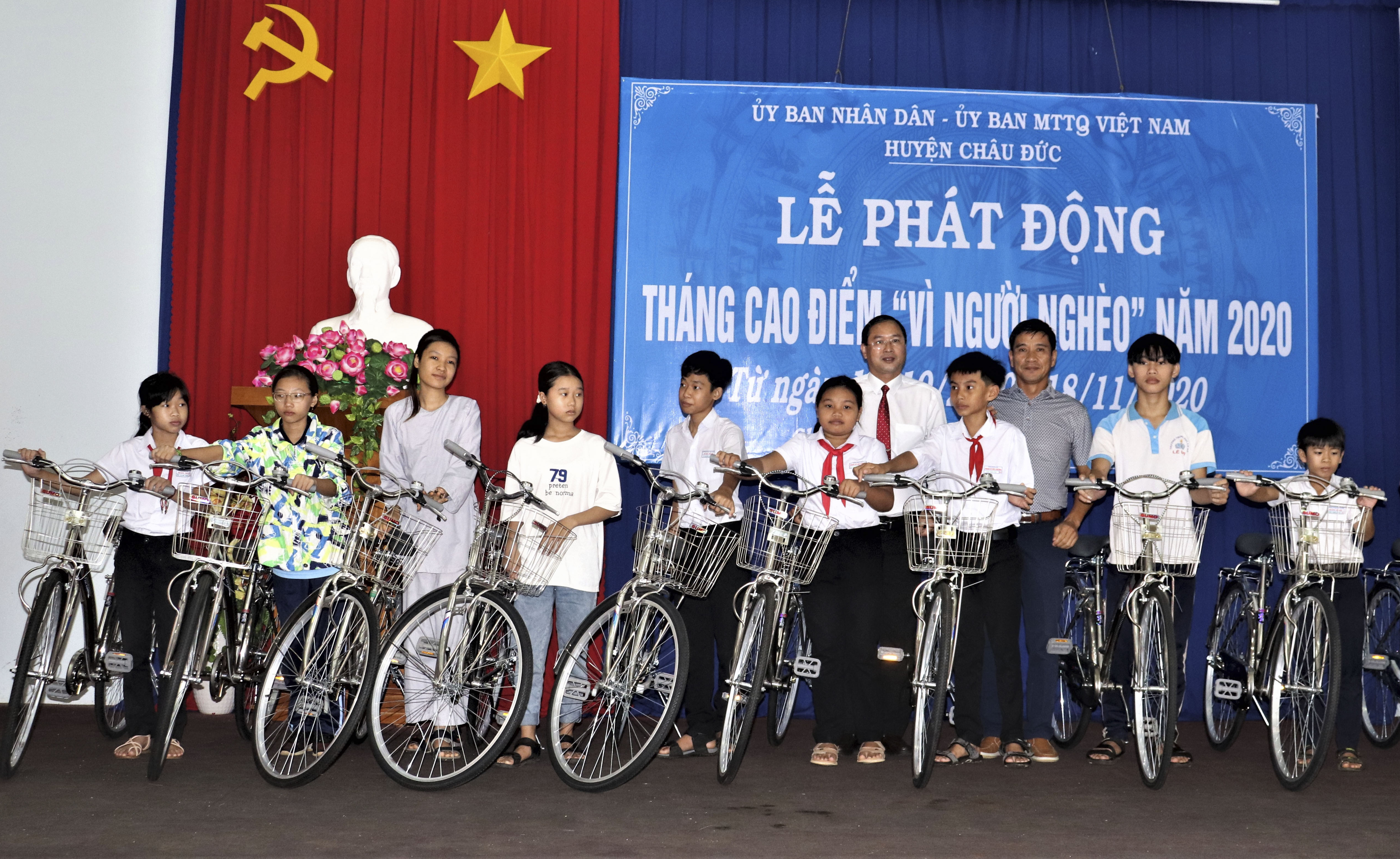 Ông Nguyễn Tấn Bản, Phó Bí thư Thường trực Huyện ủy và đại diện Hội Golf tỉnh BR-VT trao tặng 20 xe đạp cho HS có hoàn cảnh khó khăn trên địa bàn huyện.