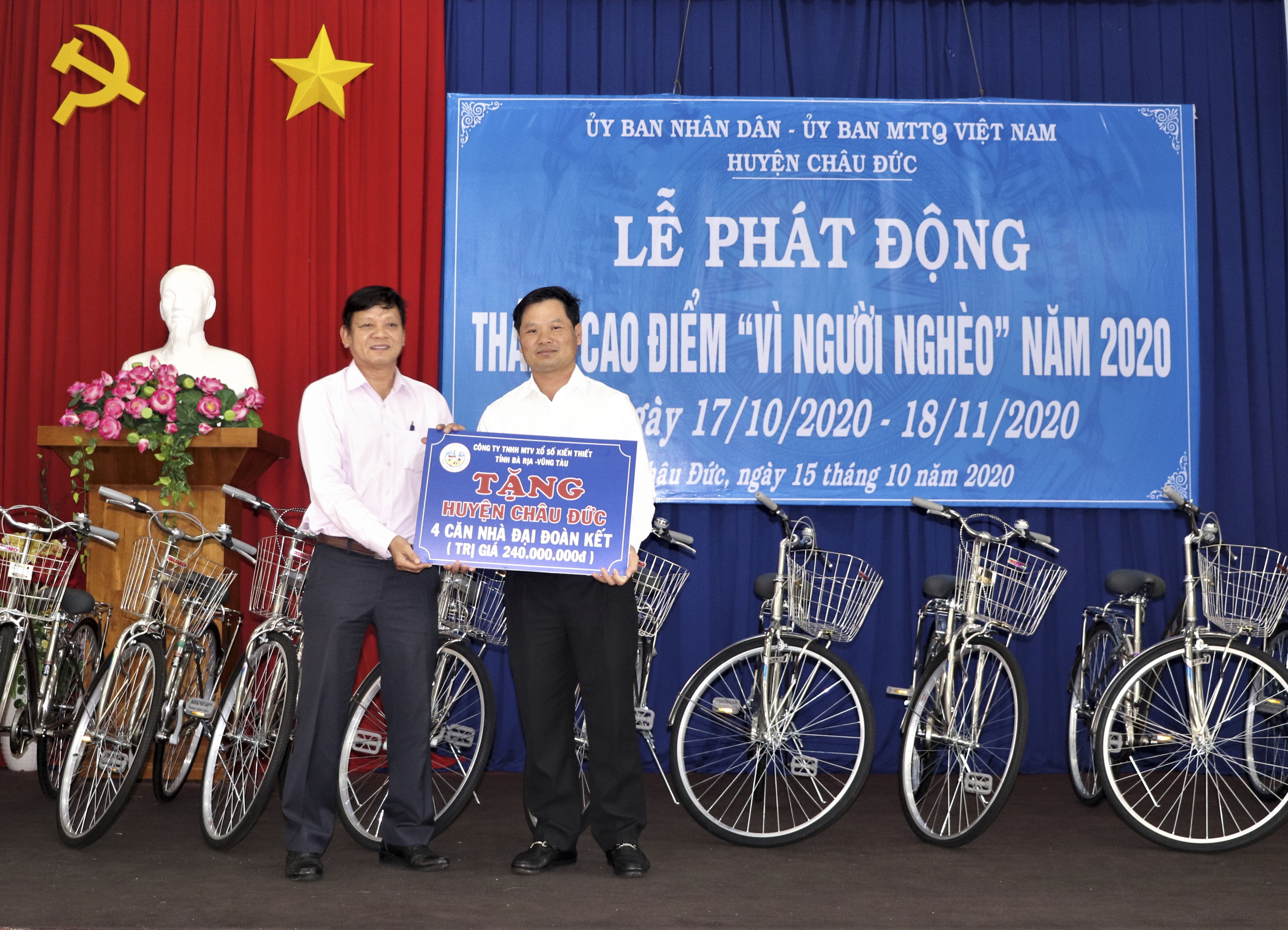 Ông Lê Thanh Liêm (bên phải), Phó Chủ tịch UBND huyện Châu Đức tiếp nhận 4 căn nhà “Đại đoàn kết” do Công ty TNHH MTV Xổ số kiến thiết tỉnh hỗ trợ.