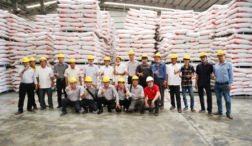 Hộ nuôi tham quan Nhà máy thức ăn thủy sản Sao Mai.
