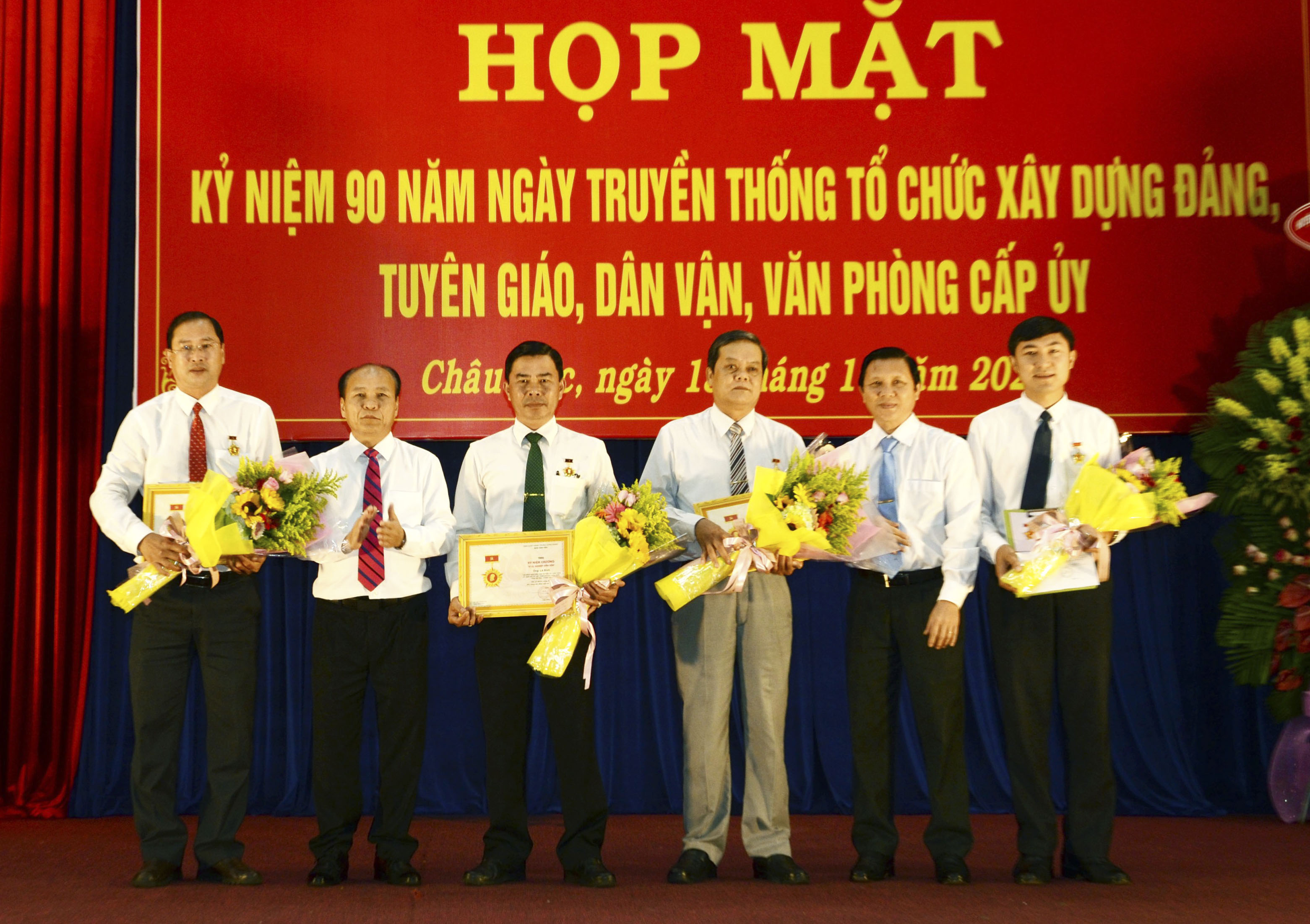 Ông Mai Vinh Quang (thứ hai từ phải qua), Phó Trưởng Ban Dân vận Tỉnh ủy và ông Nguyễn Văn Việt (thứ hai từ trái qua), Bí thư Huyện ủy Châu Đức trao Kỷ niệm chương “Vì sự nghiệp Dân vận” và “Vì sự nghiệp Tuyên giáo” cho các cá nhân tại buổi họp mặt.