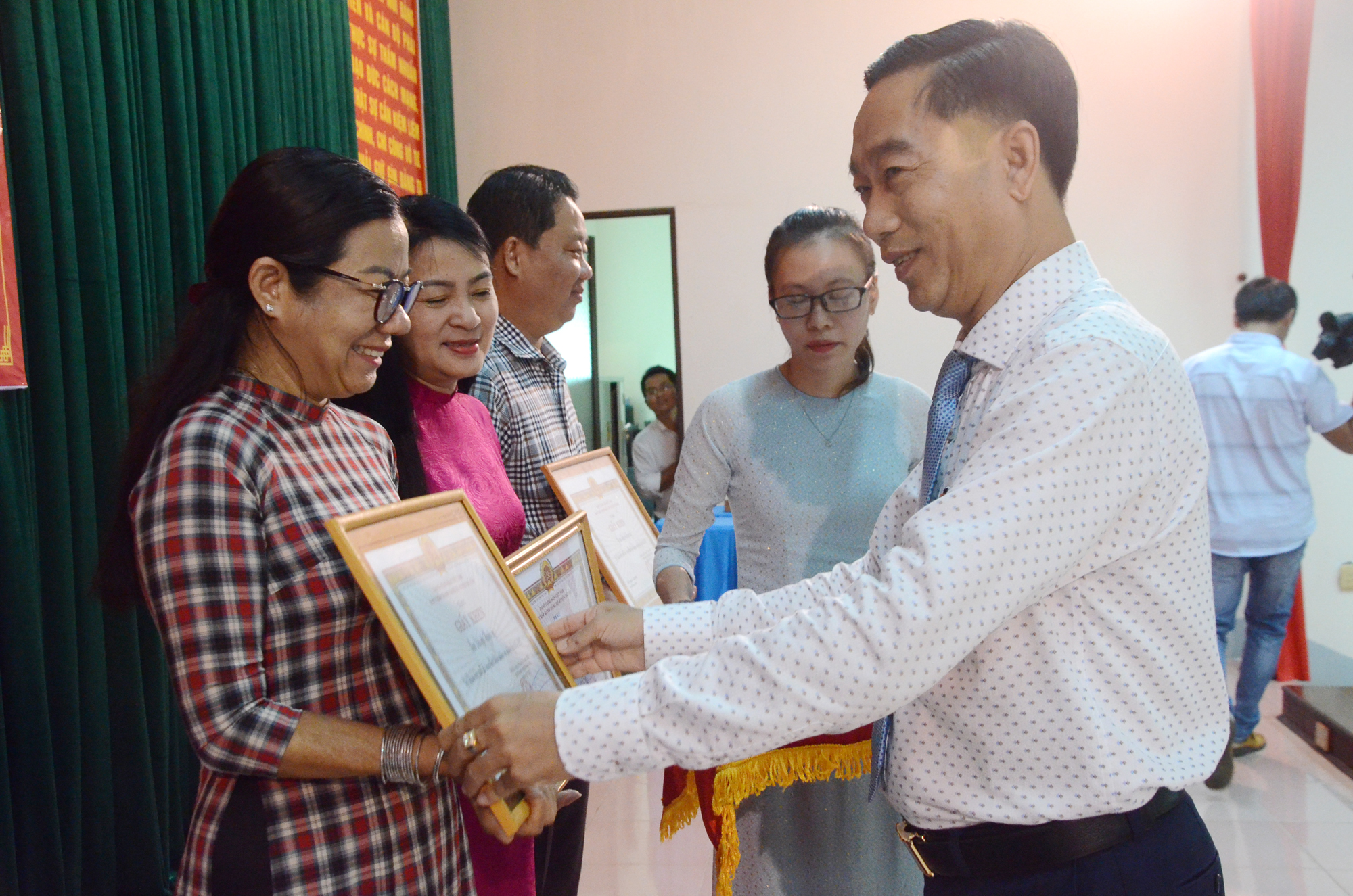 Ông Lê Văn Hòa, Bí thư Huyện ủy, Chủ tịch UBND huyện Đất Đỏ tặng Giấy khen cho các tập thể đã có thành tích trong thực hiện các nhiệm vụ của ngành Tuyên giáo, Tổ chức xây dựng Đảng, công tác Dân vận, Ủy ban kiểm tra và Văn phòng cấp ủy nhiệm kỳ 2015-2020.