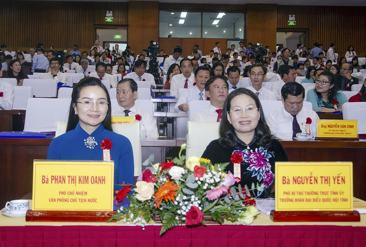 Bà Phan Thị Kim Oanh, Phó Chủ nhiệm Văn phòng Chủ tịch nước và bà Nguyễn Thị Yến, Phó Bí thư Thường trực Tỉnh ủy, Trưởng Đoàn Đại biểu Quốc hội tỉnh tham dự Đại hội.