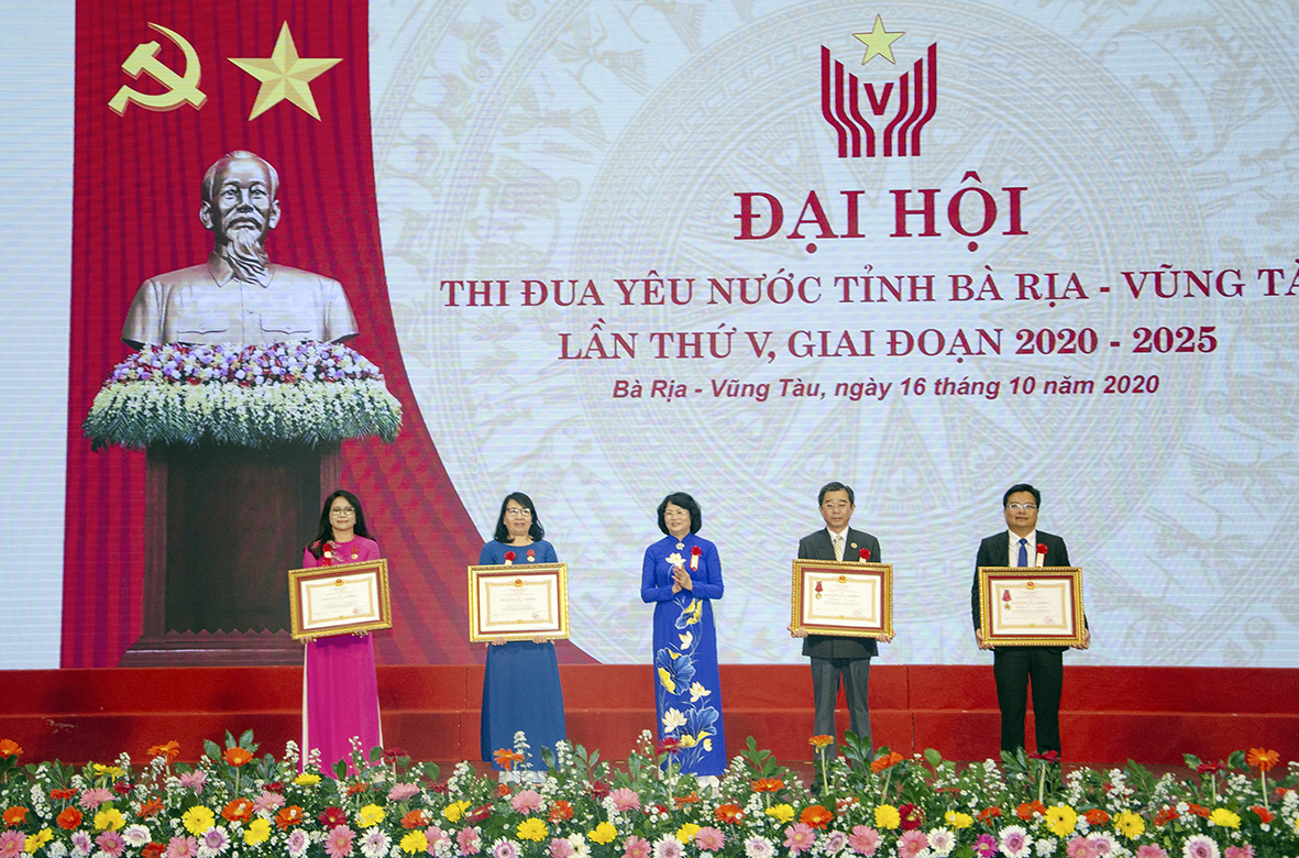 Bà Đặng Thị Ngọc Thịnh, Ủy viên Trung ương Đảng, Phó Chủ tịch nước, Phó Chủ tịch thứ nhất Hội đồng Thi đua - Khen thưởng Trung ương trao tặng Huân chương Lao động hạng Nhì cho 2 tập thể, 2 cá nhân.