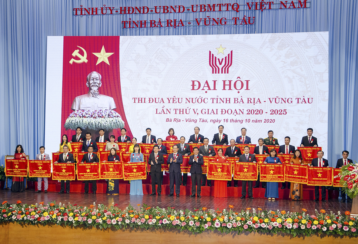Lãnh đạo HĐND, UBND, UBMTTQVN tỉnh trao Cờ Thi đua của UBND tỉnh cho các tập thể có thành tích xuất sắc trong phong trào Thi đua yêu nước giai đoạn 2015-2020.