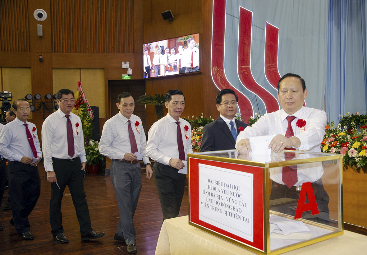 Các đại biểu dự Đại hội ủng hộ đồng bào miền Trung bị thiệt hại do mưa bão.