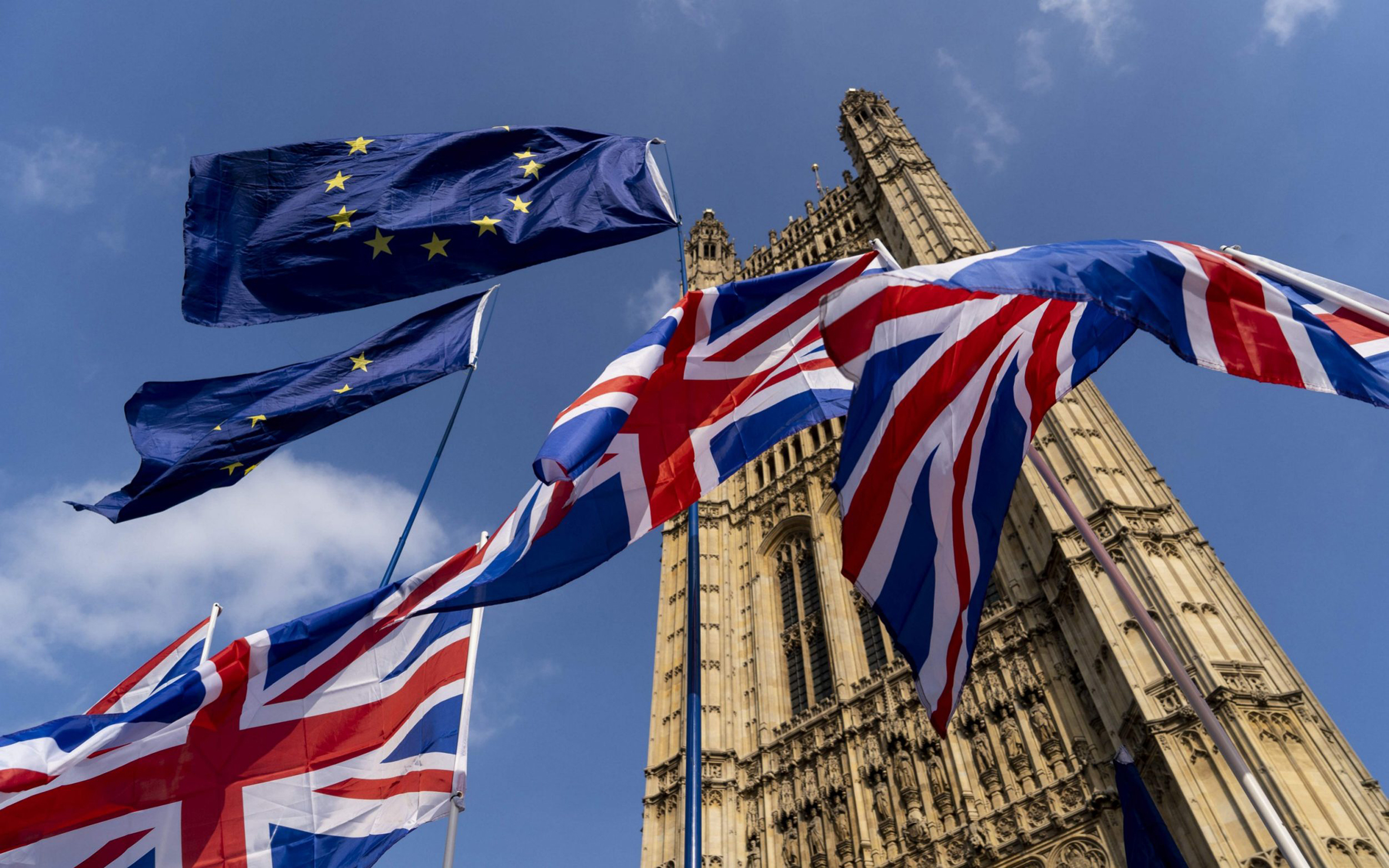 Quốc kỳ Anh (dưới) và cờ Liên minh châu Âu (EU) bên ngoài tòa nhà Quốc hội Anh ở Westminster, London.