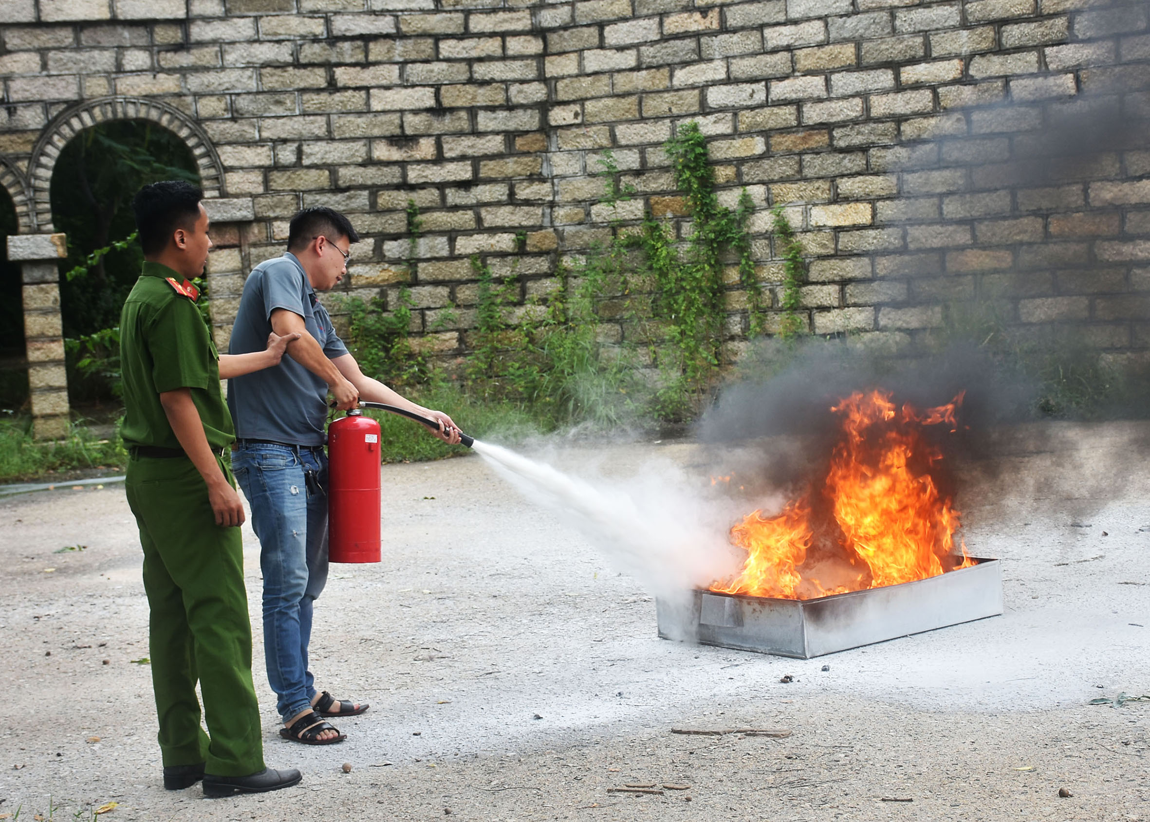 Cán bộ Đội Cảnh sát PCCC và CNCH - Công an TP.Vũng Tàu hướng dẫn học viên sử dụng bình chữa cháy.