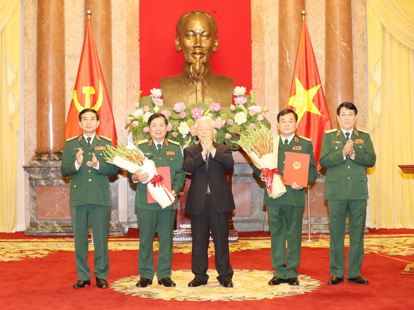 Tổng Bí thư, Chủ tịch nước Nguyễn Phú Trọng trao Quyết định thăng quân hàm  Thượng tướng cho đồng chí Hoàng Xuân Chiến và đồng chí Lê Huy Vịnh. Ảnh: TRÍ DŨNG