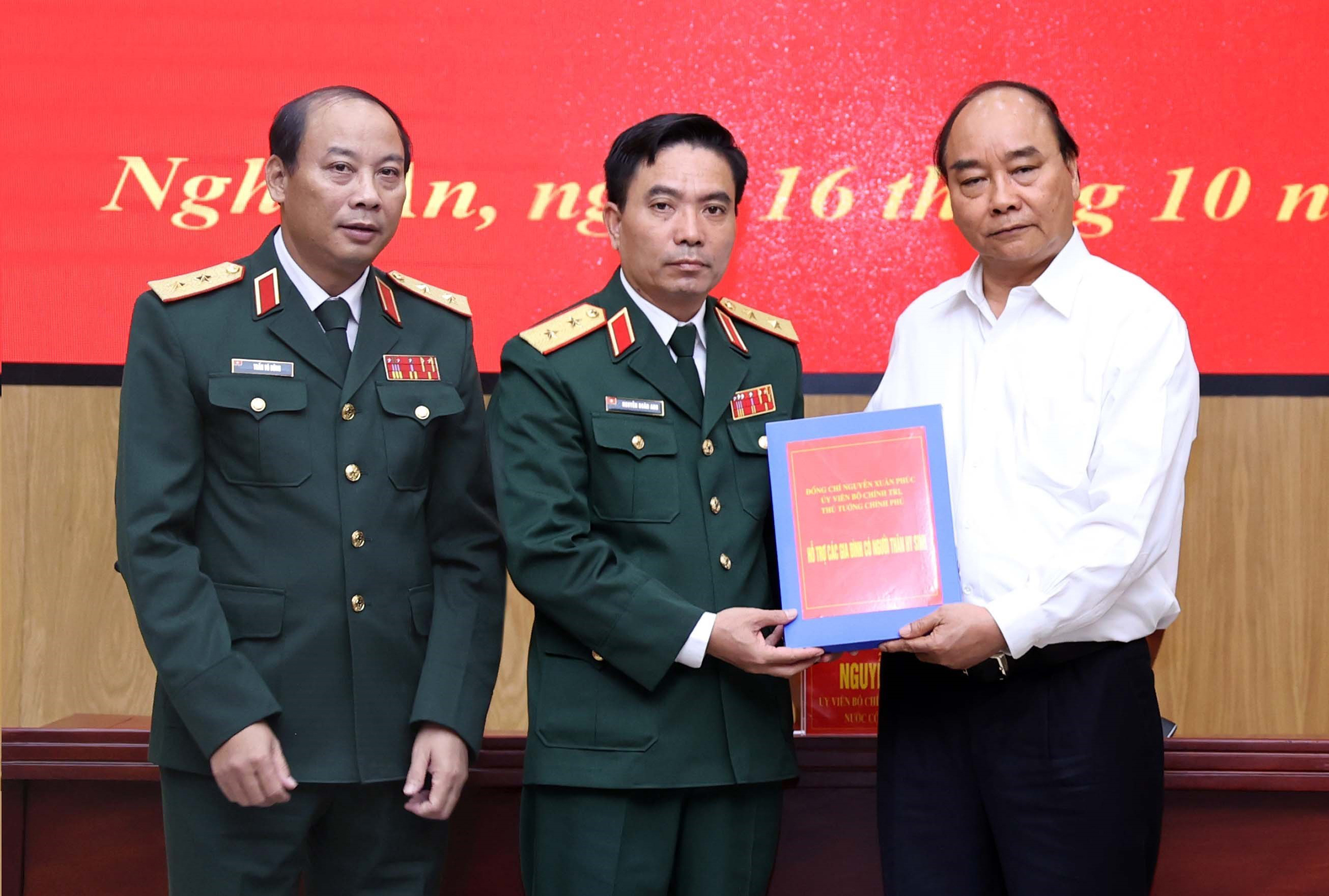 Thủ tướng Nguyễn Xuân Phúc trao hỗ trợ các gia đình có người thân hy sinh trong khi làm nhiệm vụ tìm kiếm, cứu hộ, cứu nạn tại Thủy điện Rào Trăng 3. Ảnh: THỐNG NHẤT